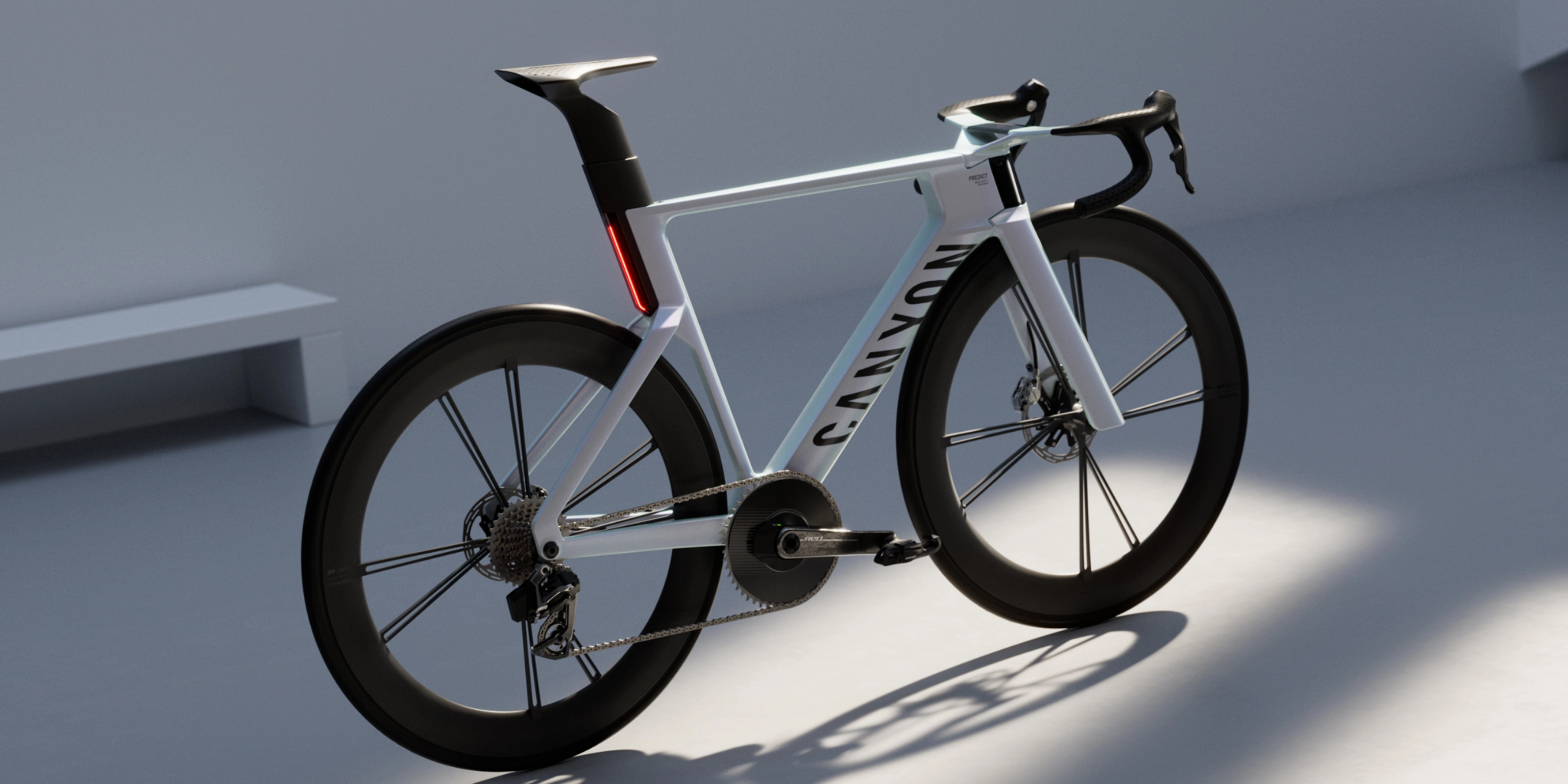 Schräge Heckansicht eines Canyon Rennrads mit aerodynamischem Rahmen.