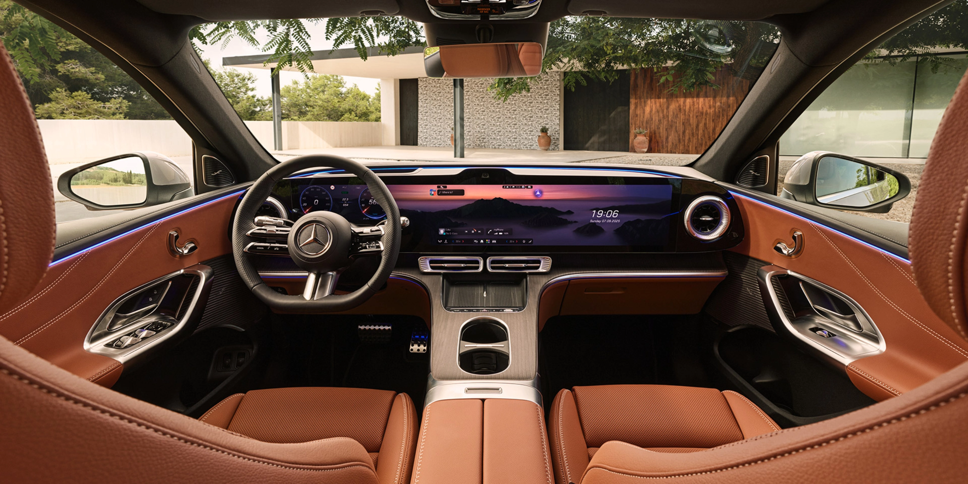 Luxuriöses Autocockpit mit digitalen Anzeigen, Ledersitzen und breiten Displays.