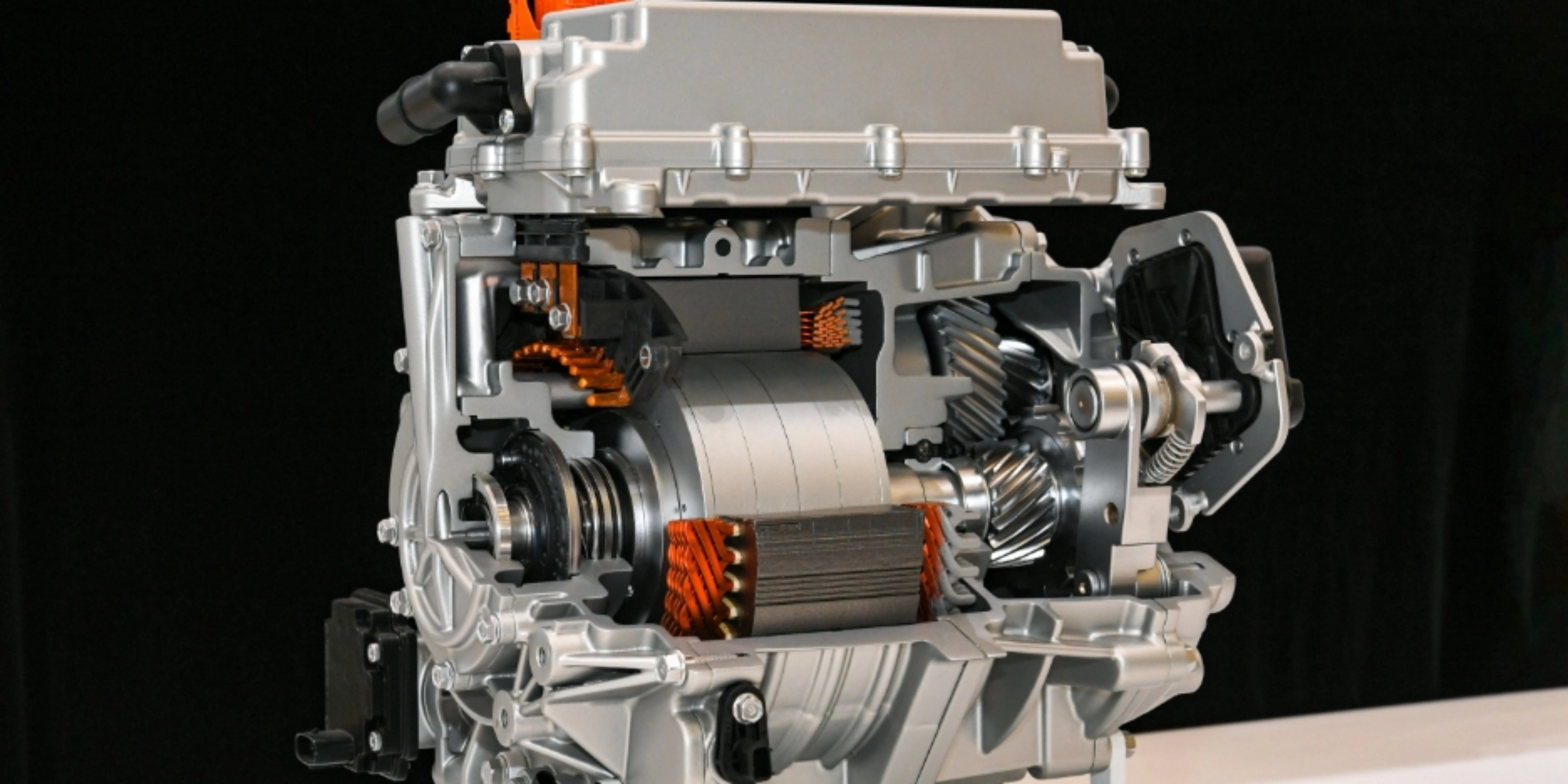 Schnittmodell eines Elektromotors mit sichtbaren Spulen und Zahnrädern.