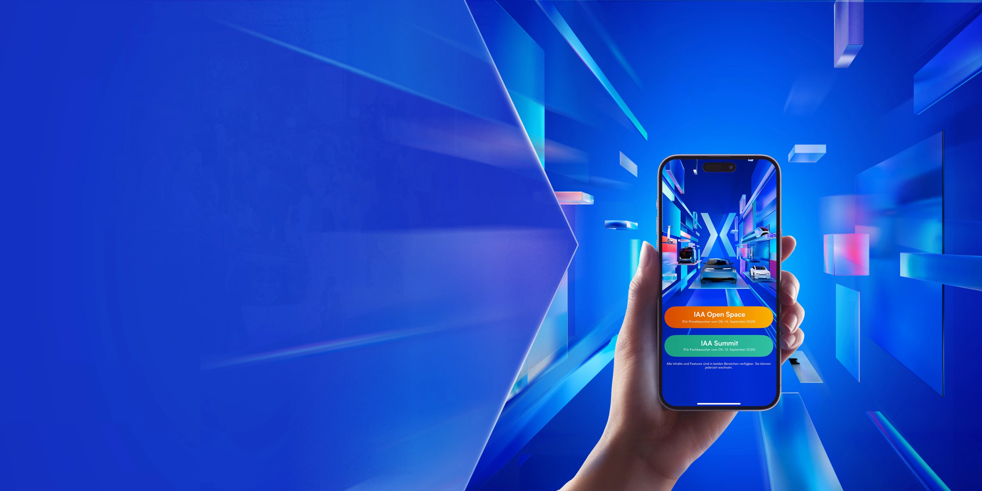 Eine Hand hält ein Smartphone mit einer Auto-Event-App und Autos auf einem futuristischen Bildschirm.