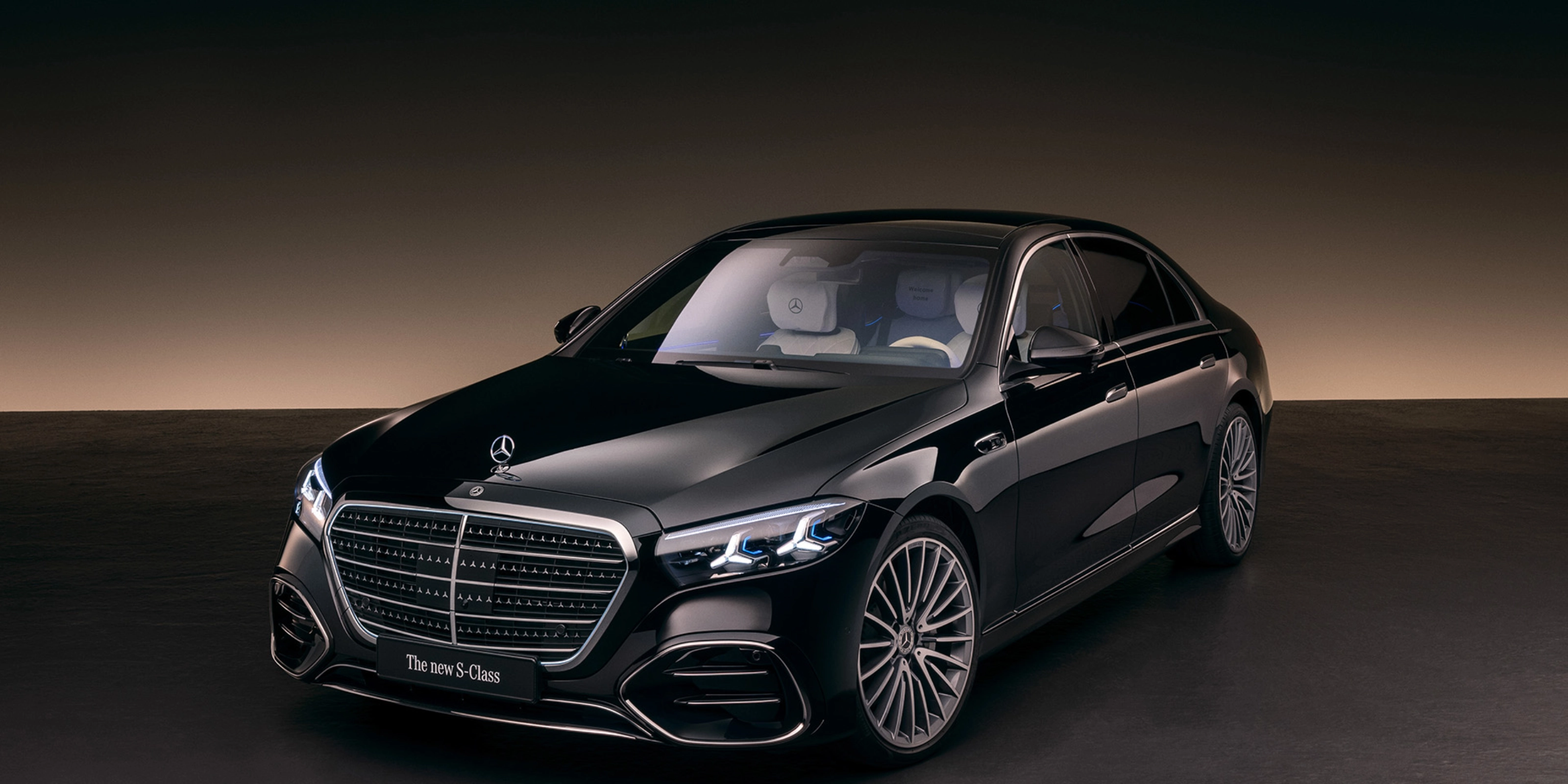 Eine schwarze Luxuslimousine der Mercedes-Benz S-Klasse steht im Studio mit weicher Beleuchtung.
