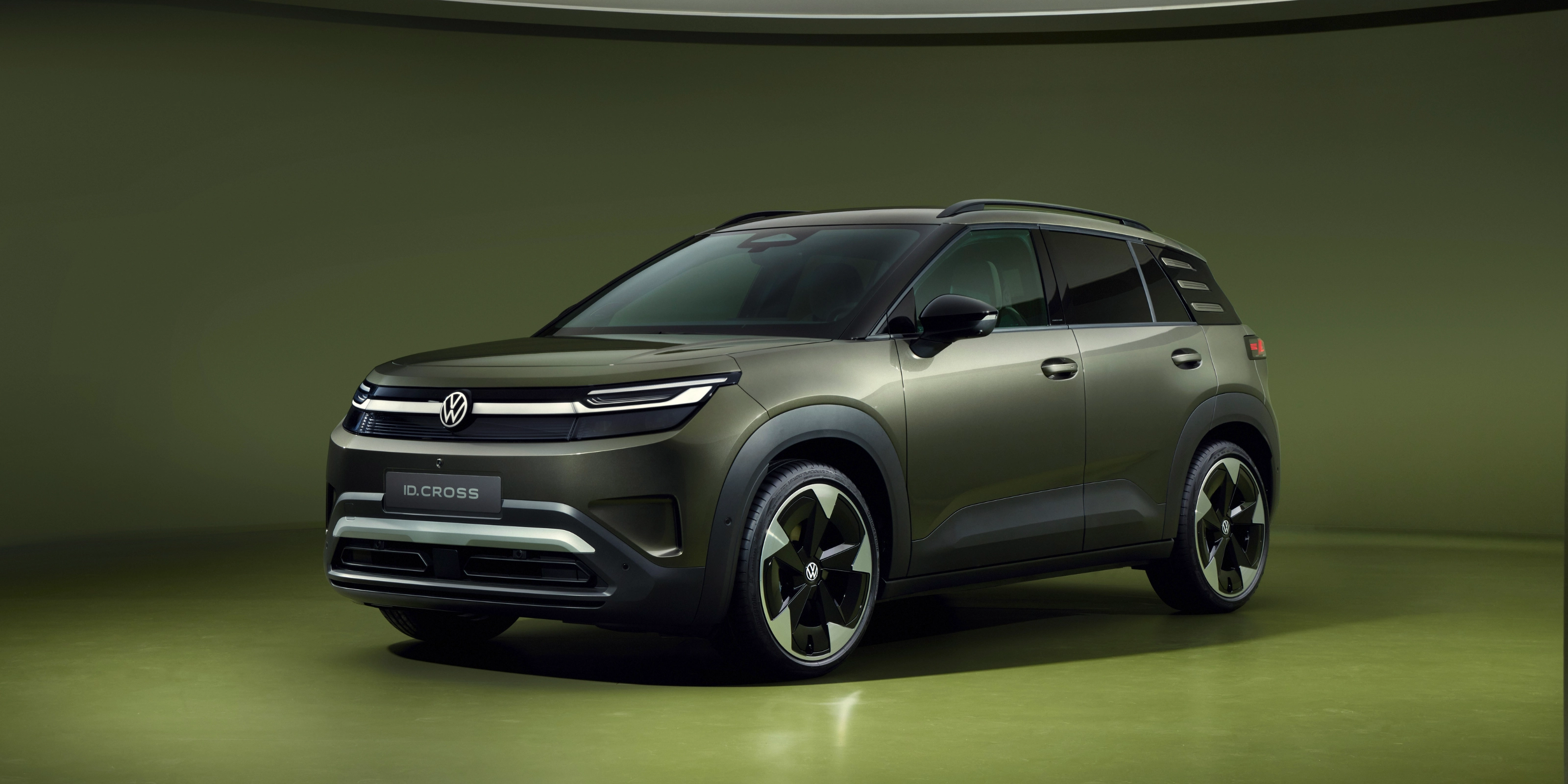 Volkswagen ID. Cross Kompakt-SUV in Frontalansicht schräg von vorn im Studio.