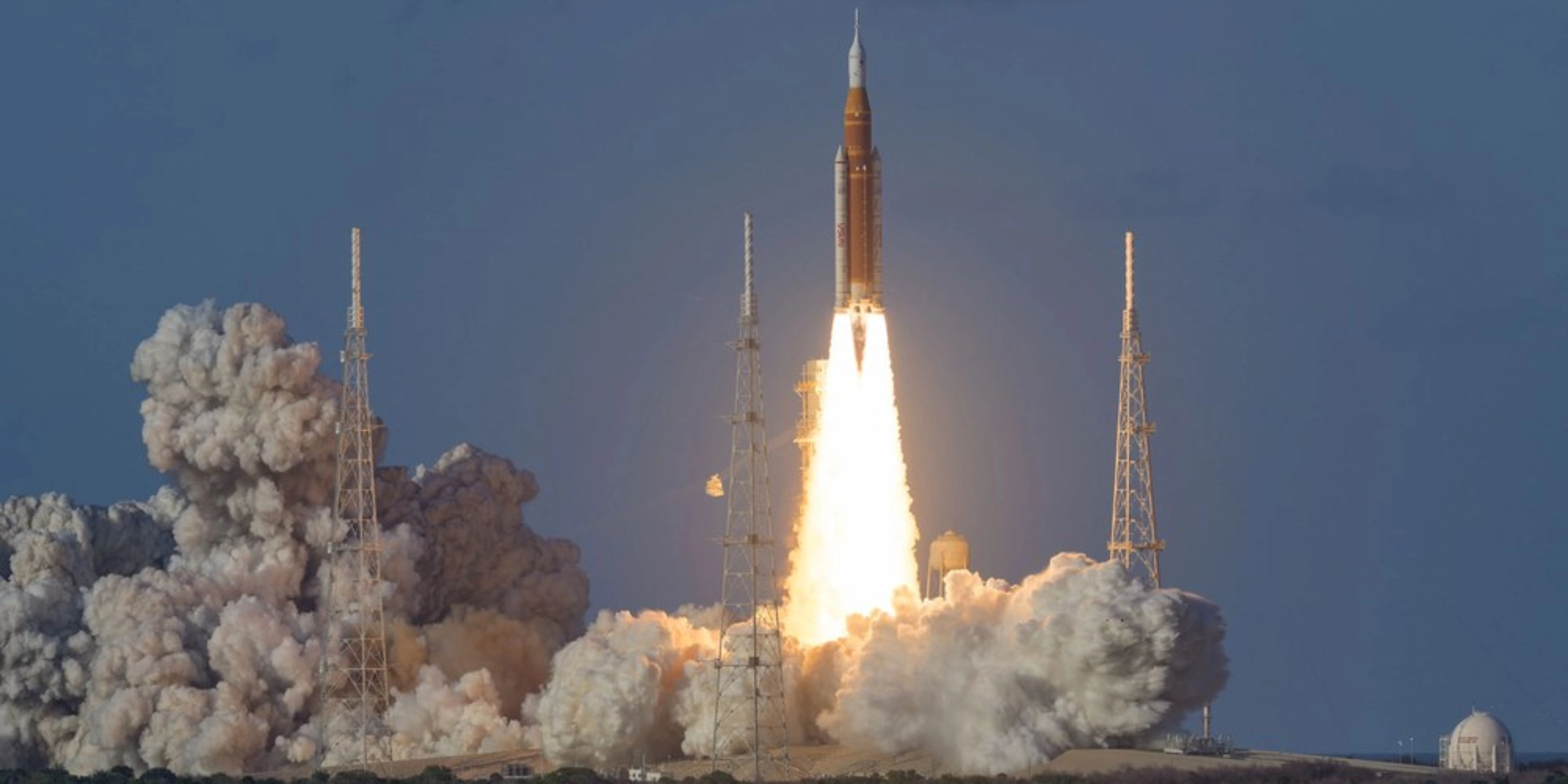 Raketenstart mit Flammen und Rauch von der Startrampe.
