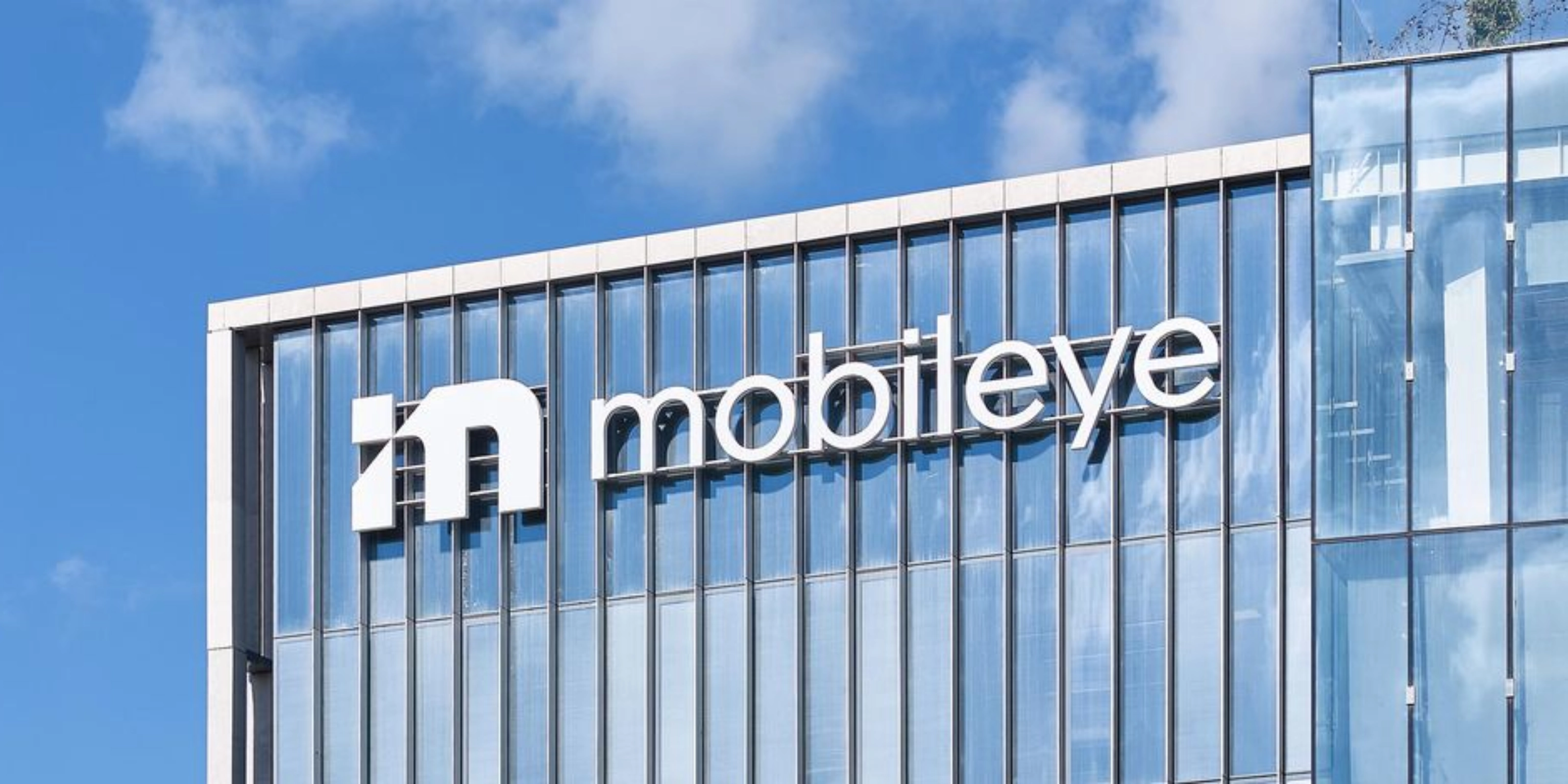 Mobileye-Logo an der Fassade eines modernen Bürogebäudes.