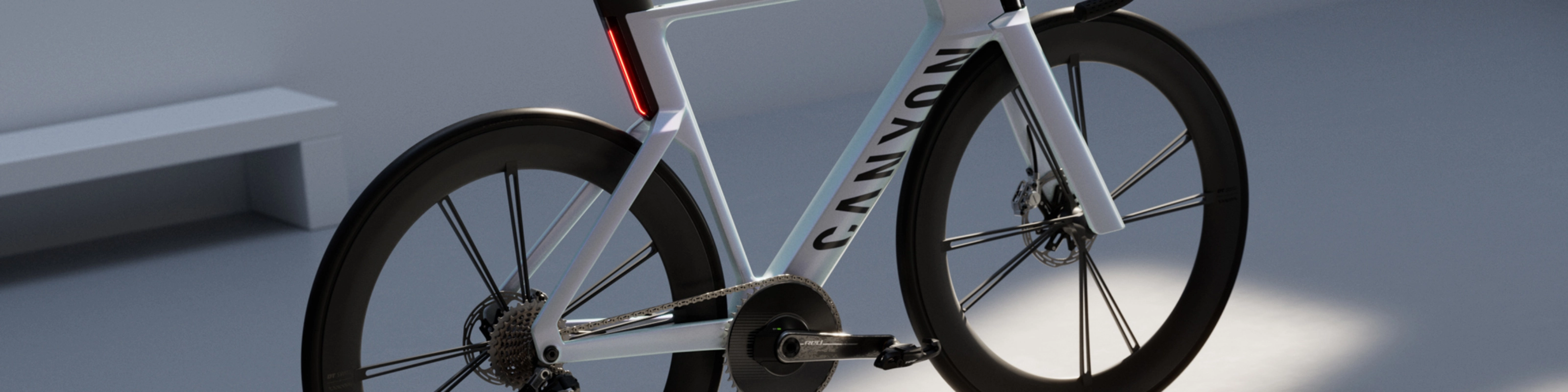 Schräge Heckansicht eines Canyon Rennrads mit aerodynamischem Rahmen.
