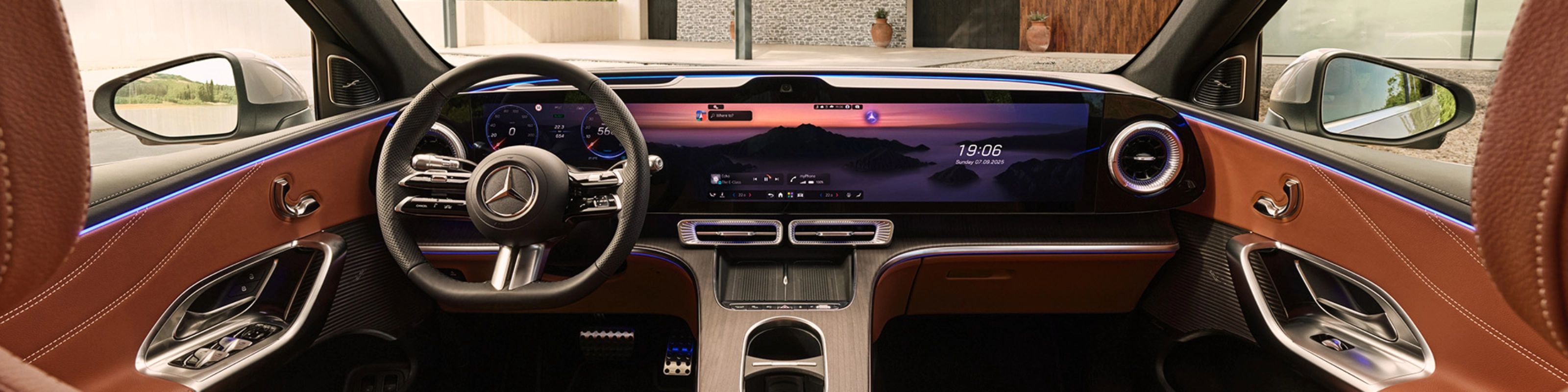 Luxuriöses Autocockpit mit digitalen Anzeigen, Ledersitzen und breiten Displays.