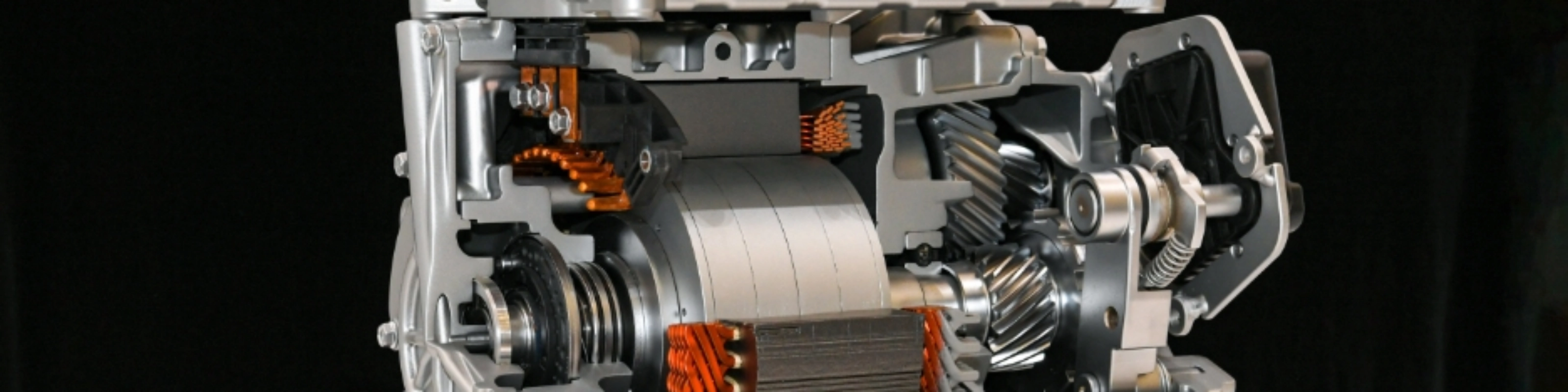 Schnittmodell eines Elektromotors mit sichtbaren Spulen und Zahnrädern.