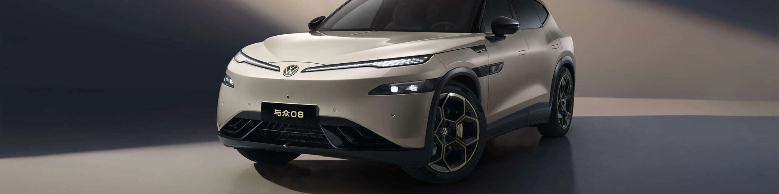 Weißes Volkswagen Auto im Studio mit starkem Licht.