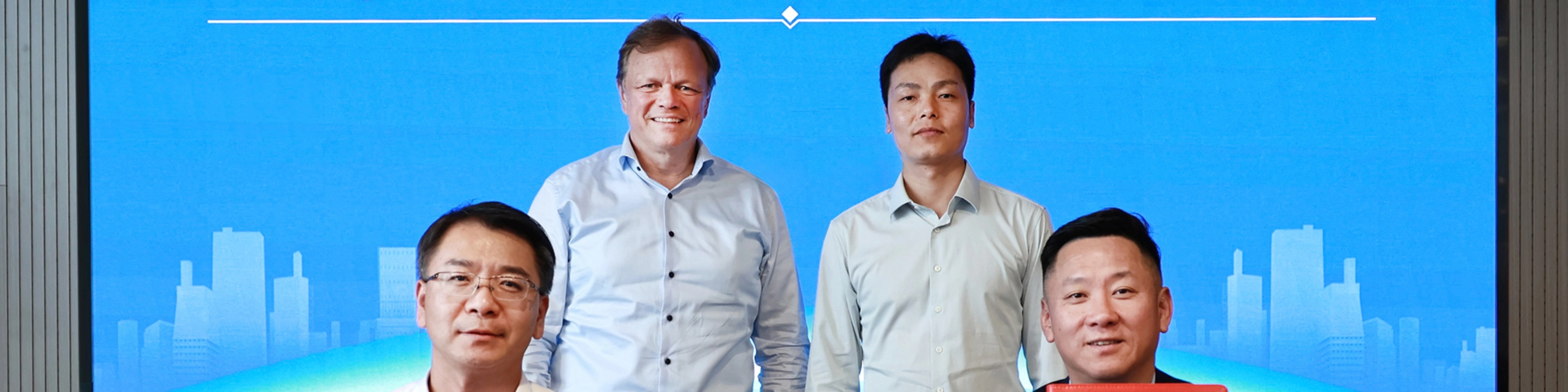 Vertreter von Schaeffler und CATL bei der Unterzeichnung einer strategischen Partnerschaft.