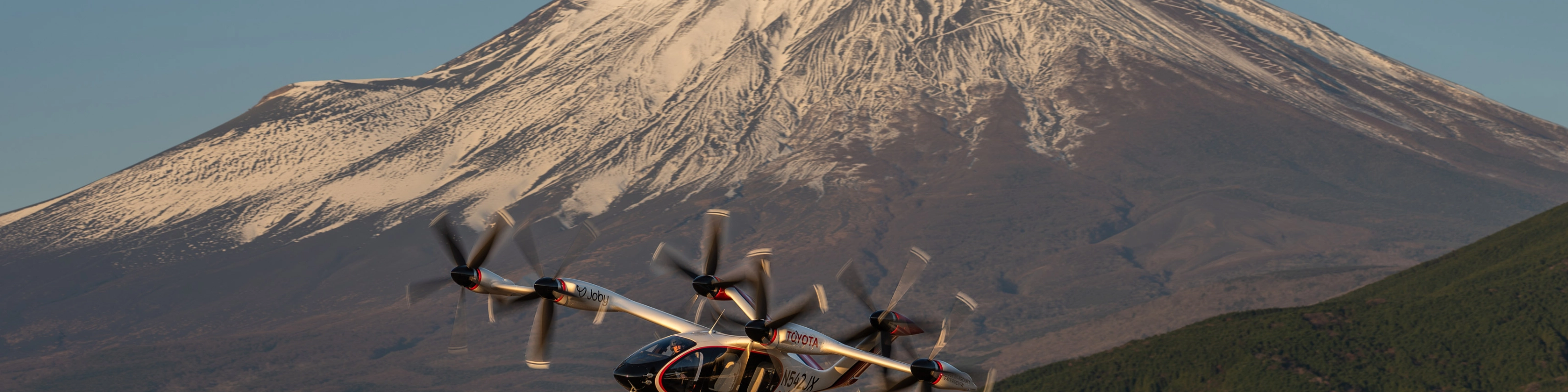 Elektrisches Flugtaxi von Joby Aviation vor dem Berg Fuji im Flug.