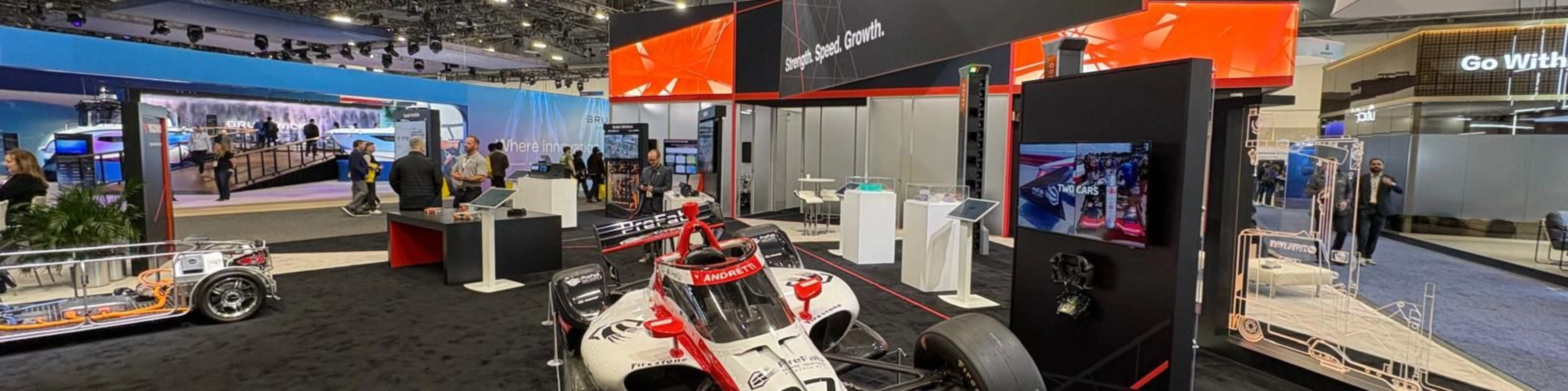Ein Rennwagen steht am Messestand von Yazaki auf einer Technologiemesse.