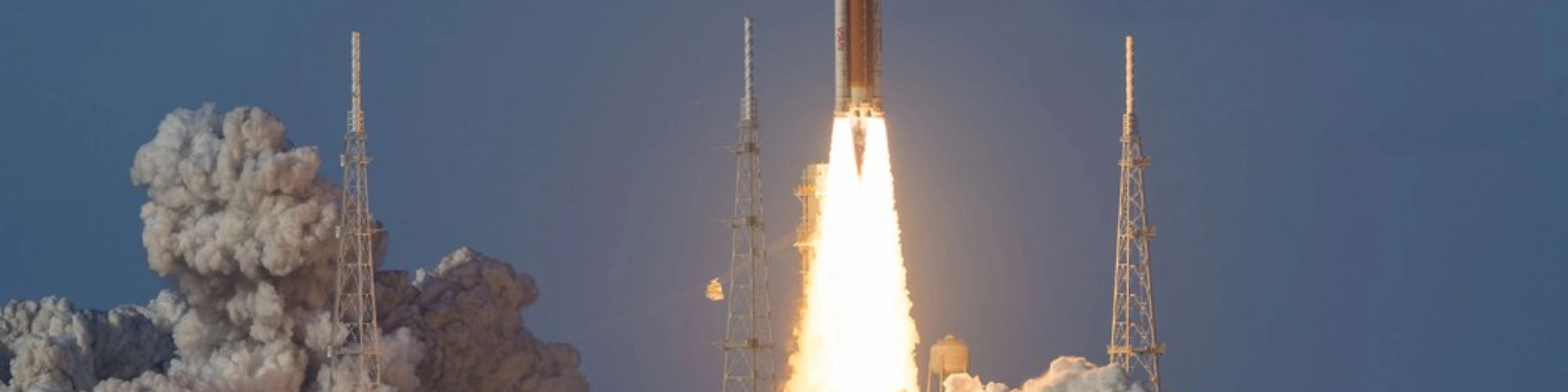 Raketenstart mit Flammen und Rauch von der Startrampe.
