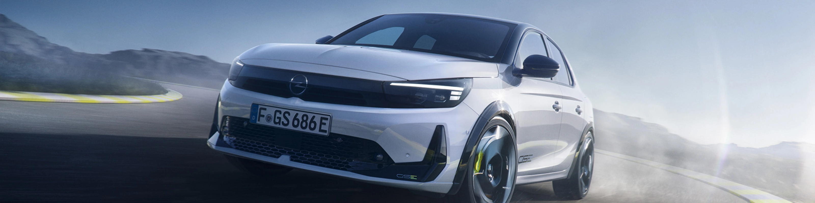 Opel GS Elektroauto fährt schnell in einer Kurve auf einer Rennstrecke.