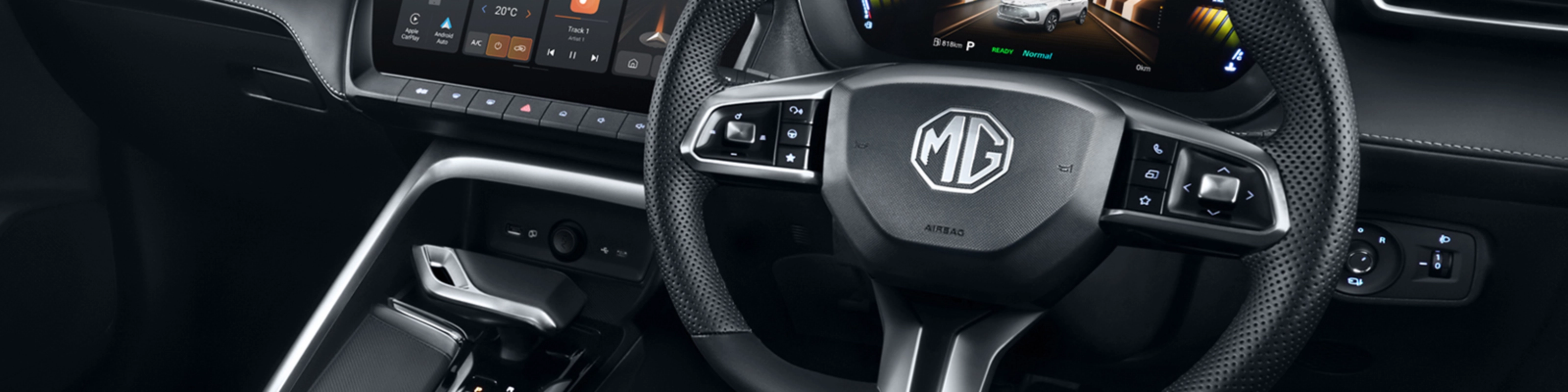 Innenraum eines MG Fahrzeugs mit digitalem Cockpit, Lenkrad und zentralem Touchscreen.