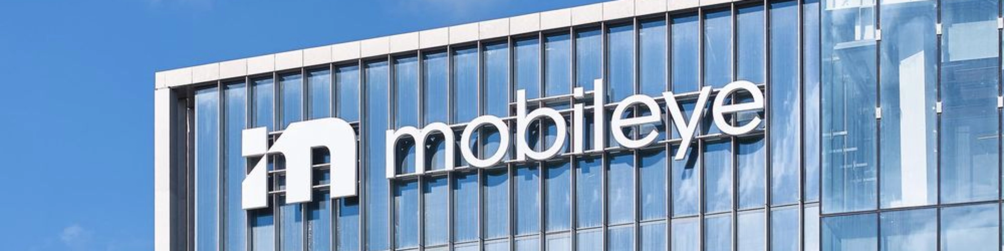 Mobileye-Logo an der Fassade eines modernen Bürogebäudes.