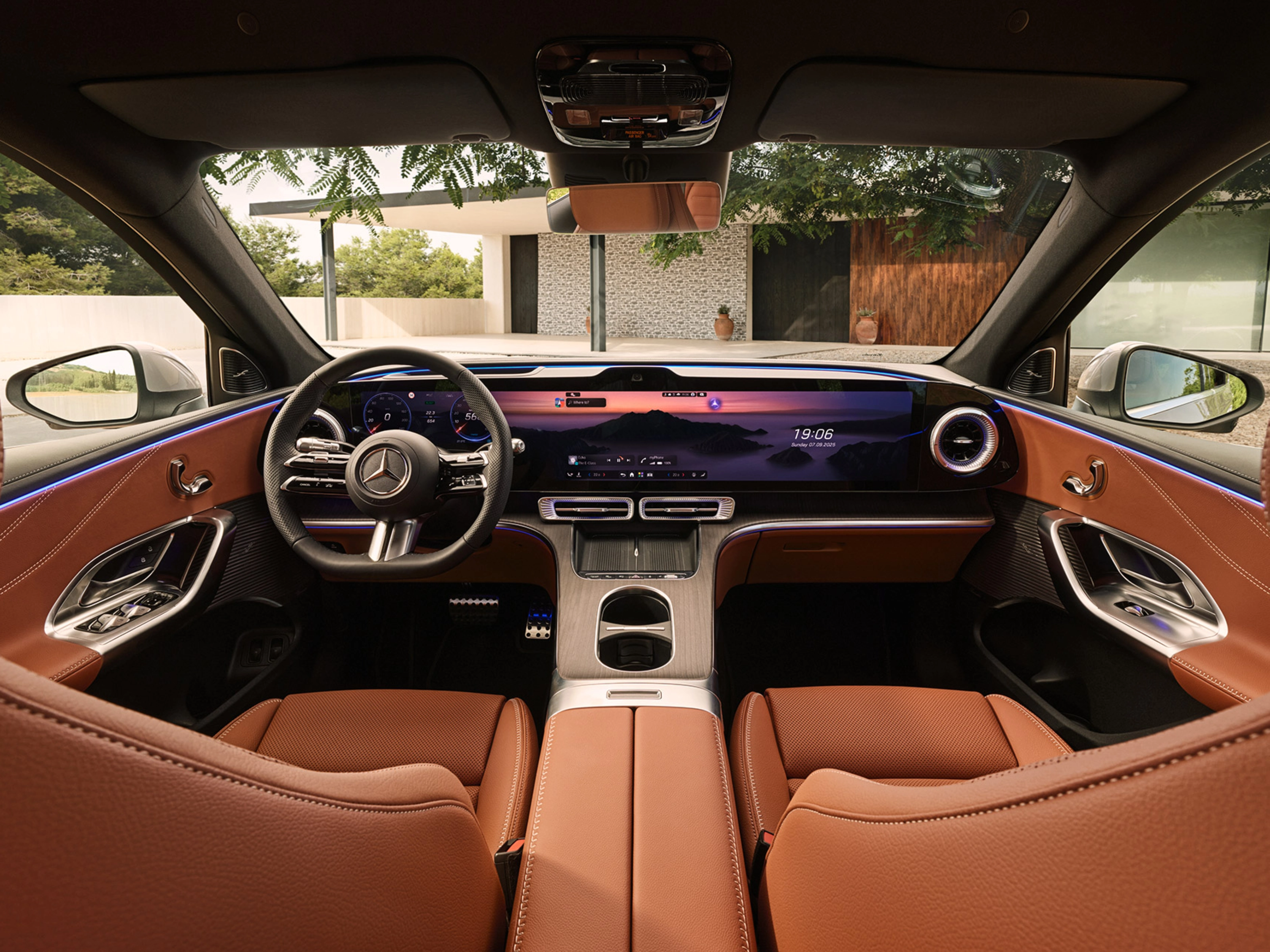 Luxuriöses Autocockpit mit digitalen Anzeigen, Ledersitzen und breiten Displays.