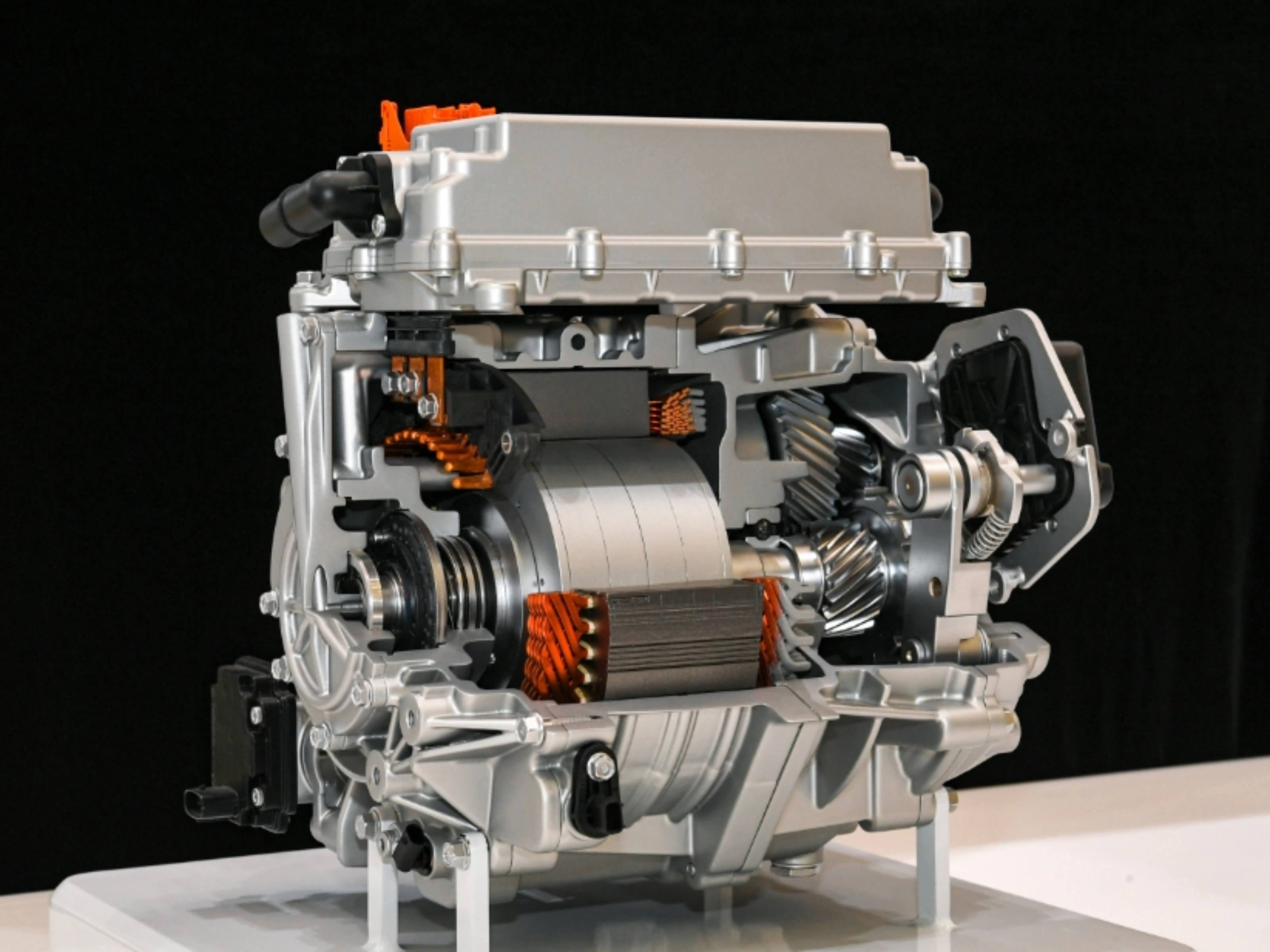 Schnittmodell eines Elektromotors mit sichtbaren Spulen und Zahnrädern.
