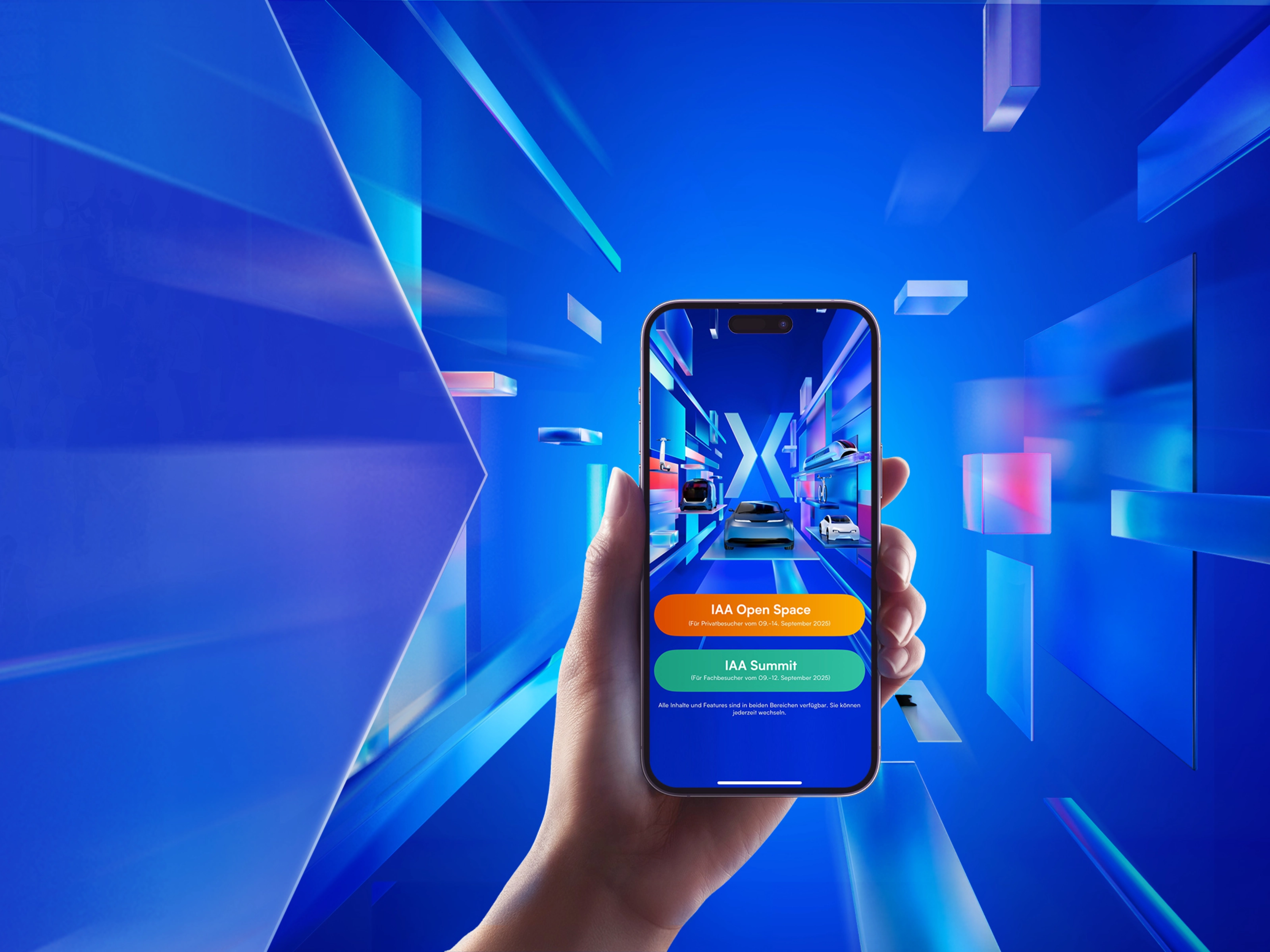 Eine Hand hält ein Smartphone mit einer Auto-Event-App und Autos auf einem futuristischen Bildschirm.