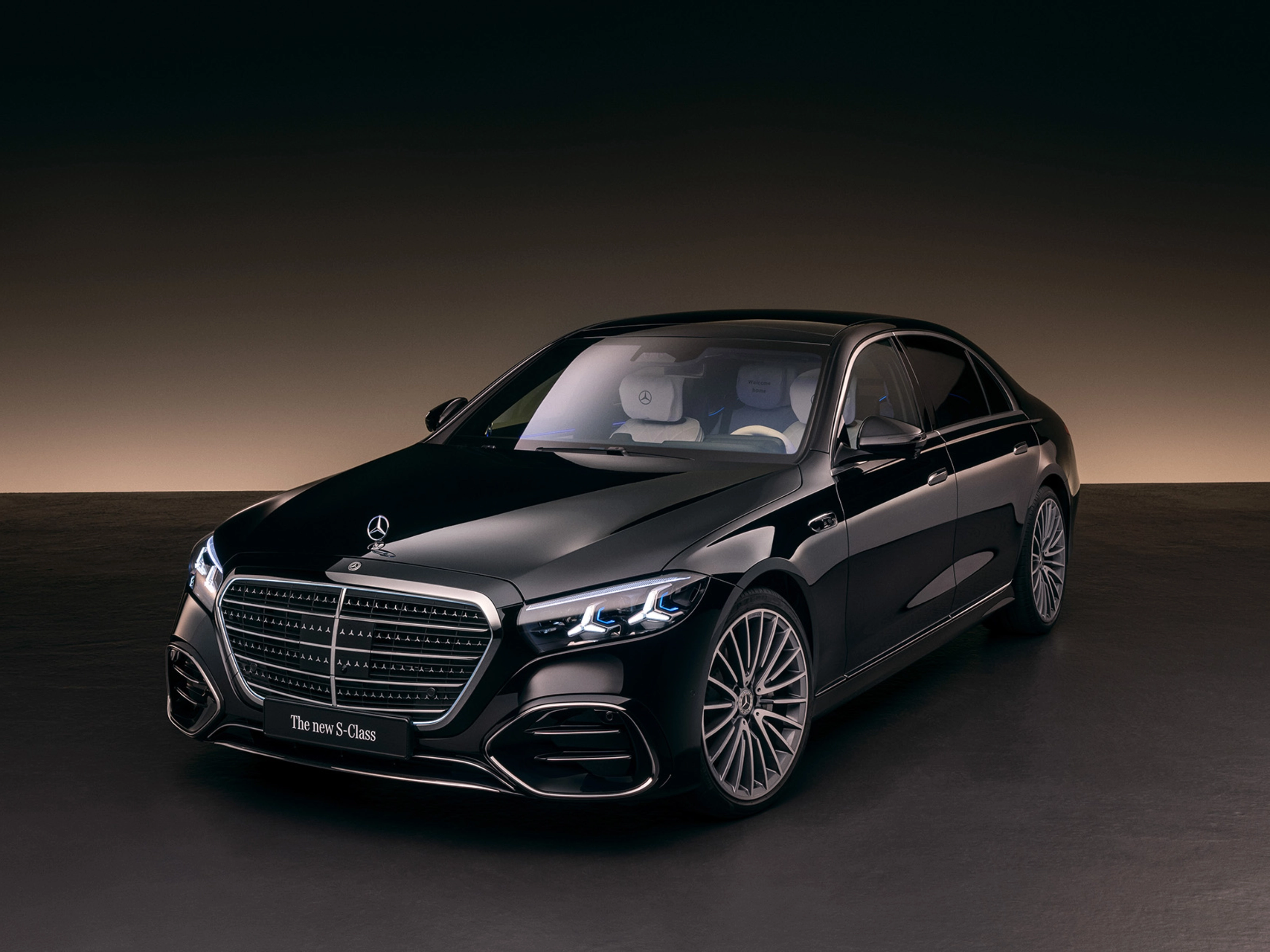 Eine schwarze Luxuslimousine der Mercedes-Benz S-Klasse steht im Studio mit weicher Beleuchtung.