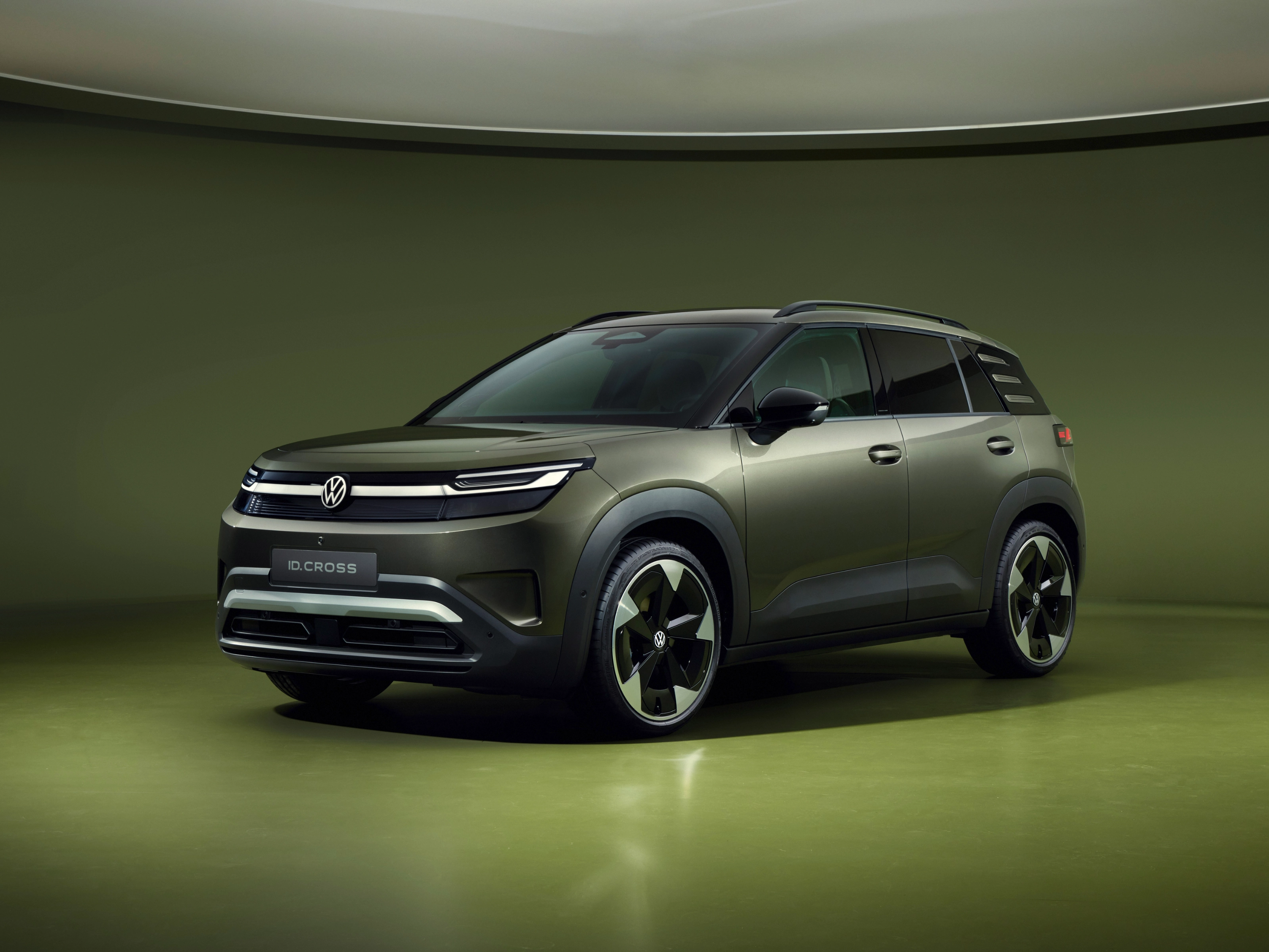 Volkswagen ID. Cross Kompakt-SUV in Frontalansicht schräg von vorn im Studio.