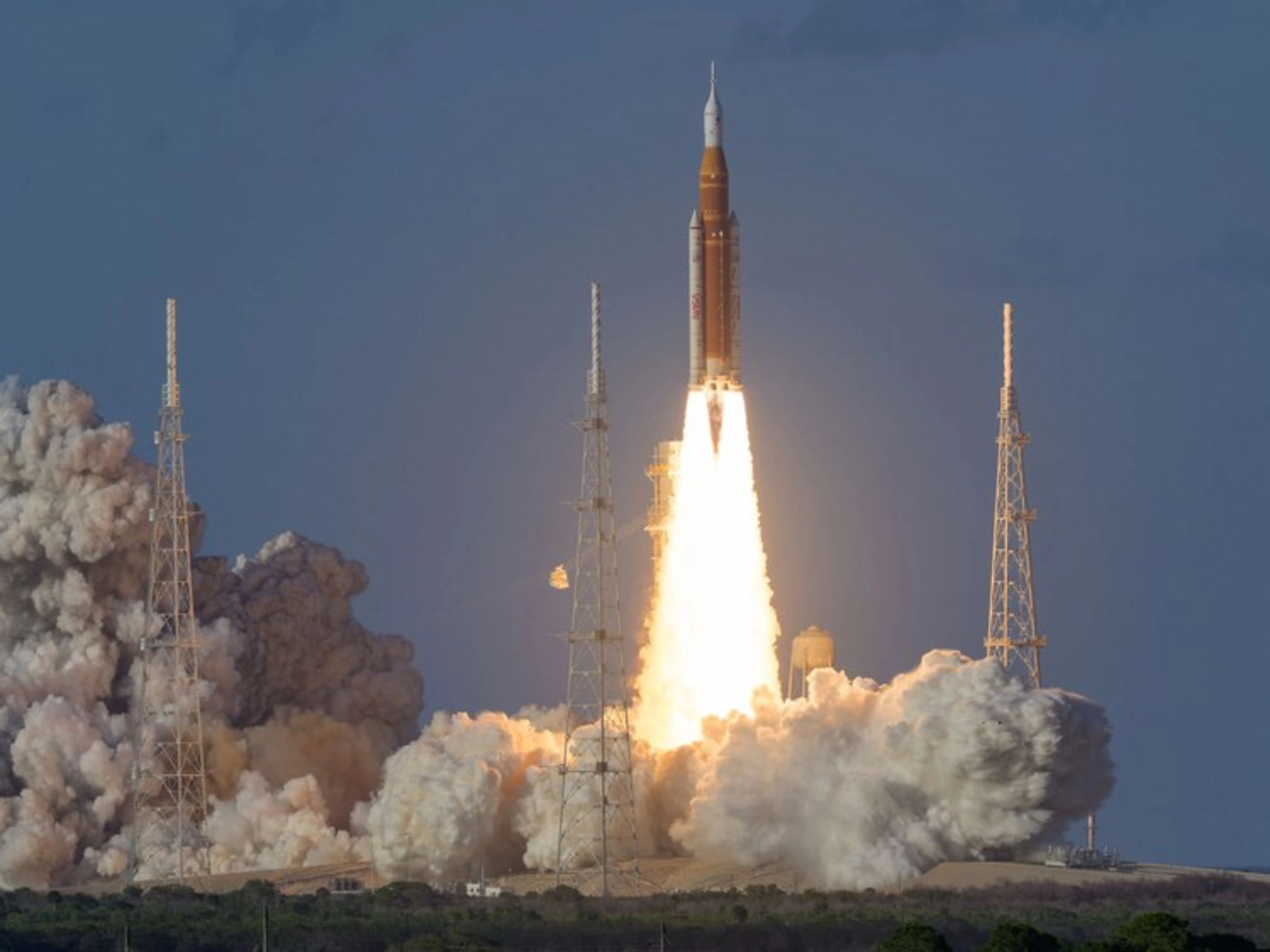 Raketenstart mit Flammen und Rauch von der Startrampe.