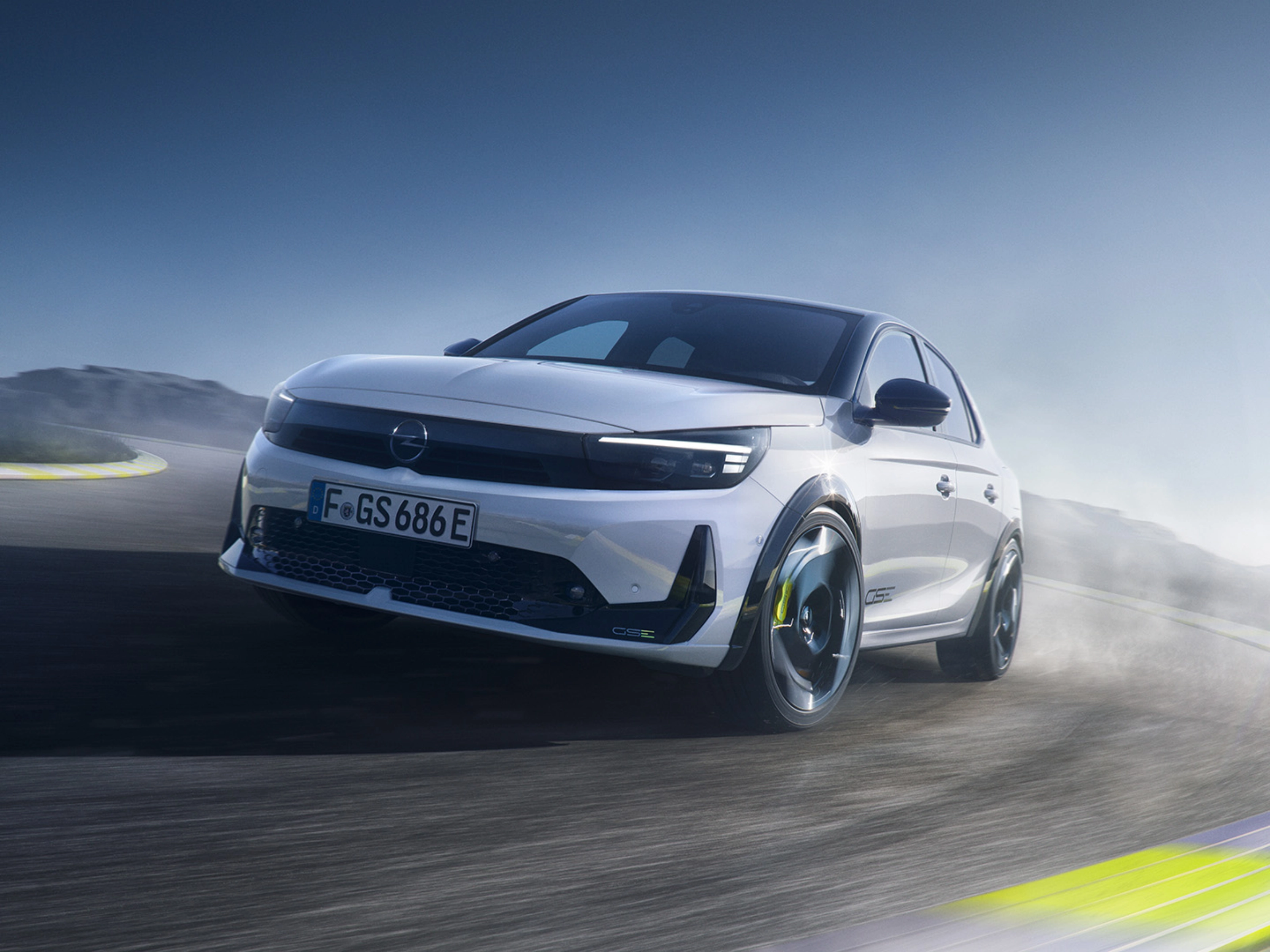Opel GS Elektroauto fährt schnell in einer Kurve auf einer Rennstrecke.
