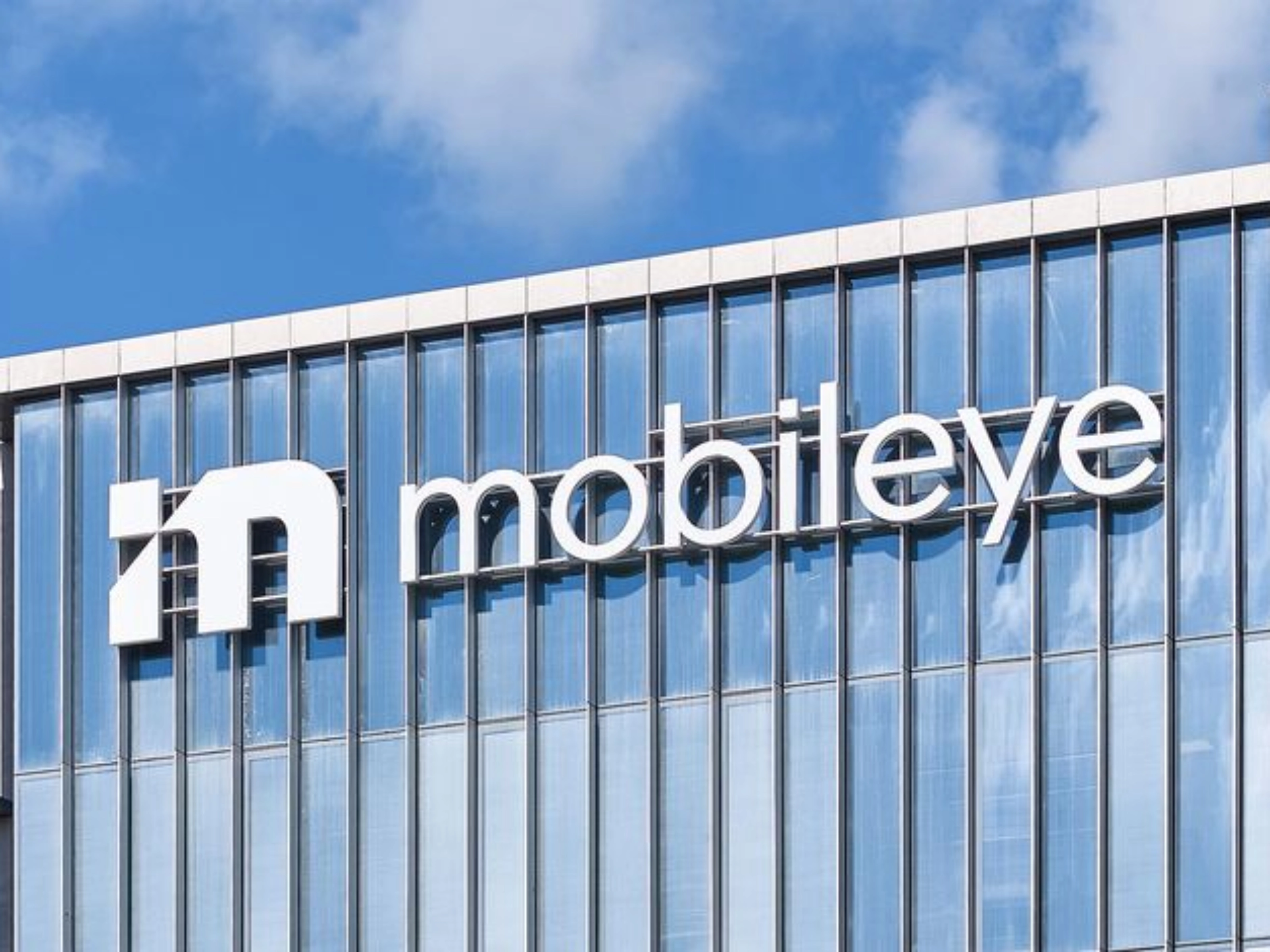Mobileye-Logo an der Fassade eines modernen Bürogebäudes.