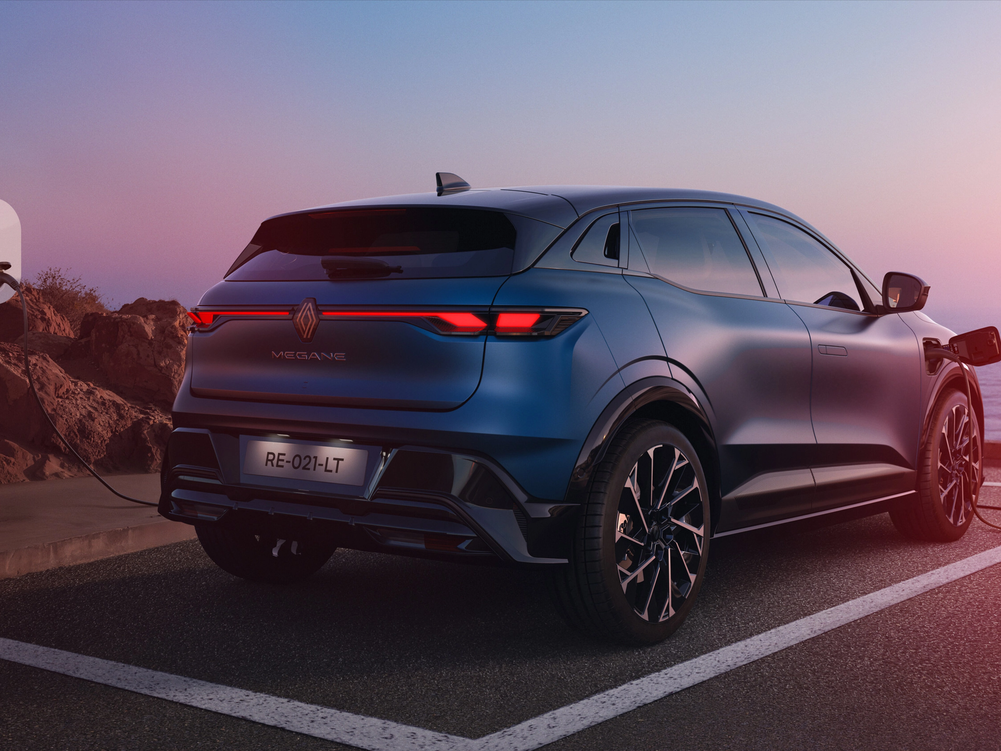 Heckansicht eines Renault Megane E-Tech beim Laden an einer E-Ladestation.