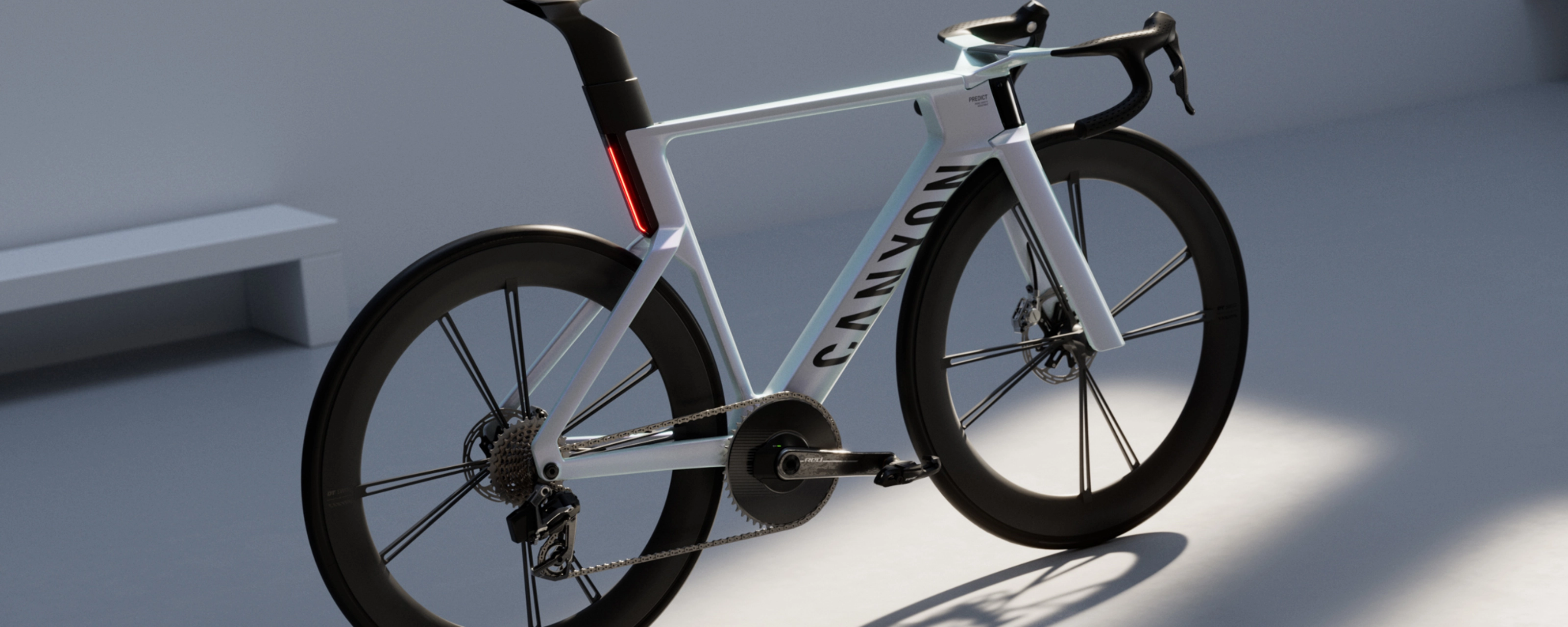 Schräge Heckansicht eines Canyon Rennrads mit aerodynamischem Rahmen.