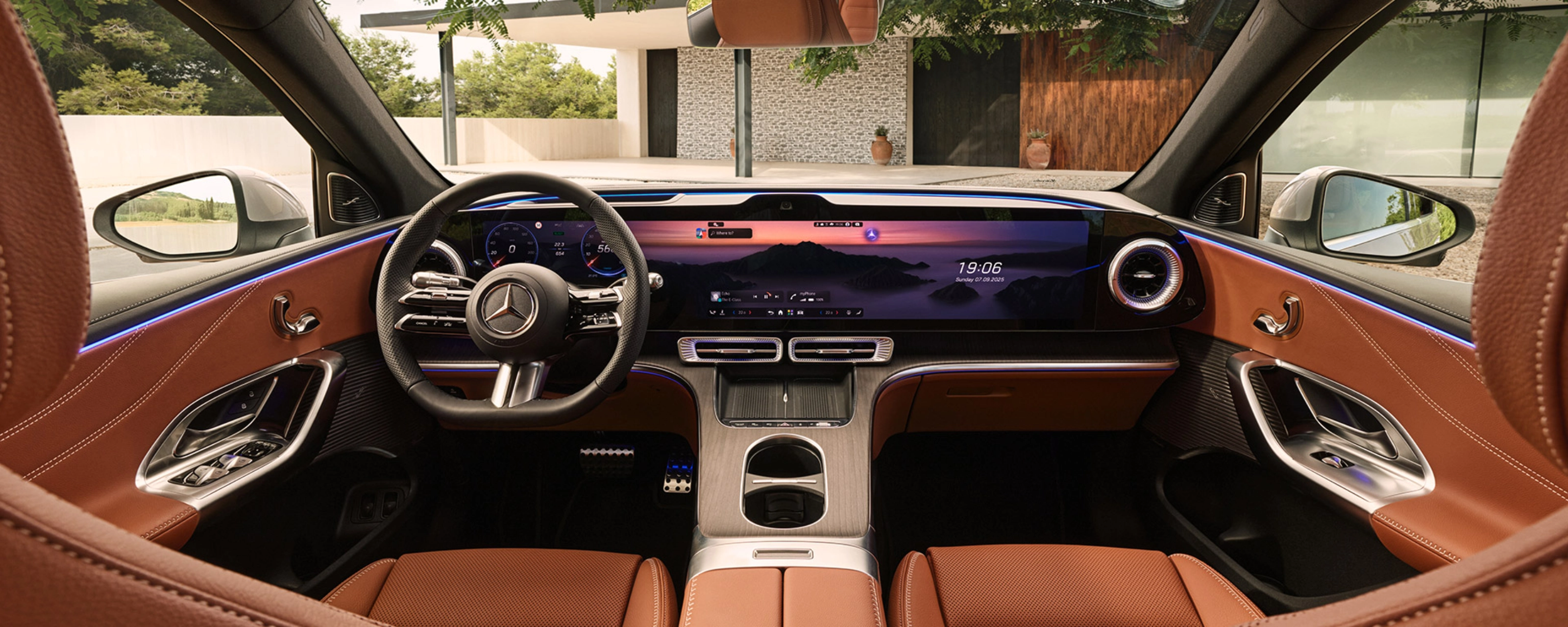Luxuriöses Autocockpit mit digitalen Anzeigen, Ledersitzen und breiten Displays.