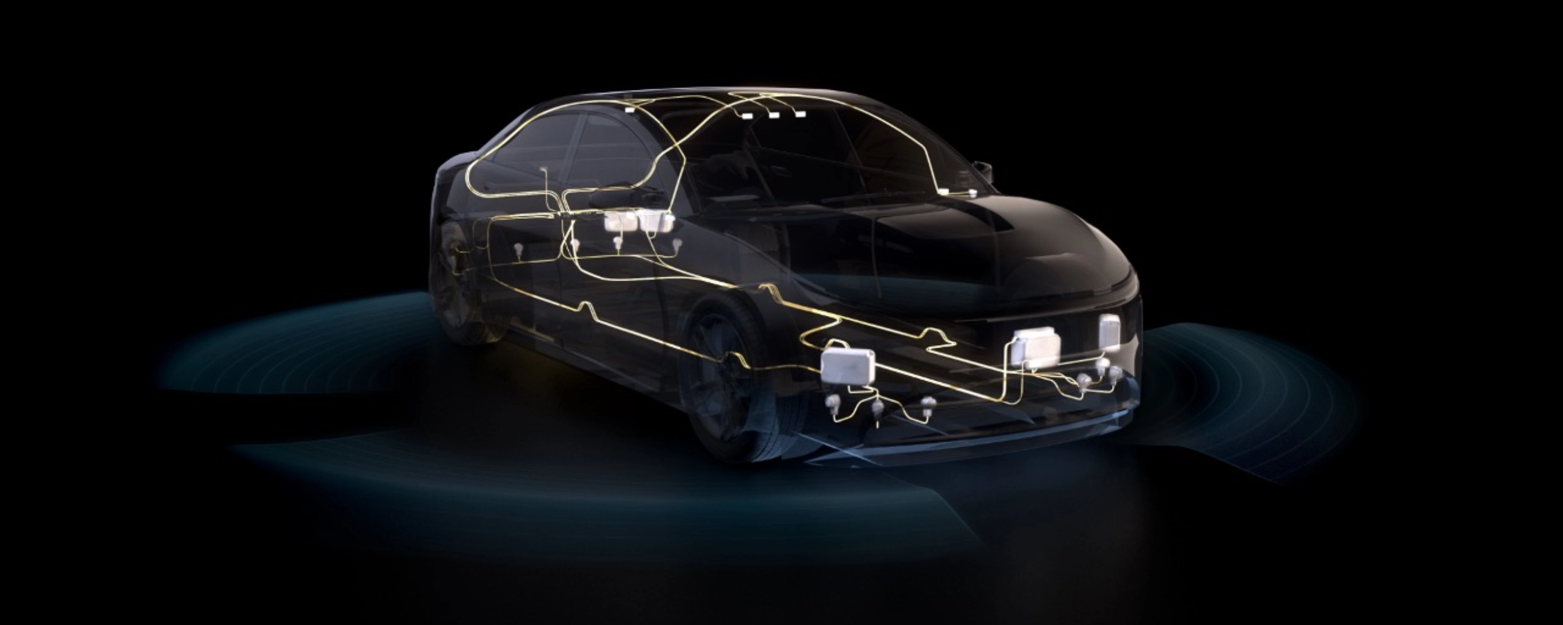 Transparentes Auto mit sichtbarer Elektronik und leuchtenden Sensorwellen.