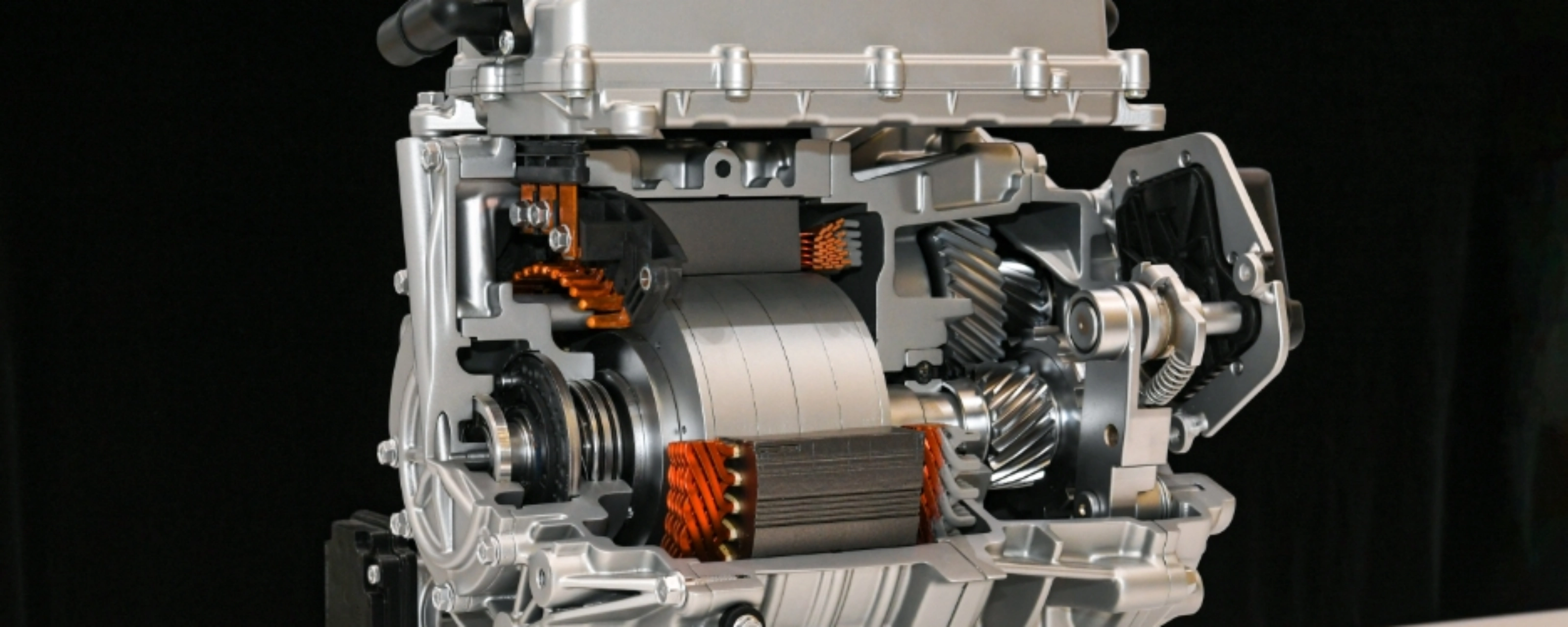 Schnittmodell eines Elektromotors mit sichtbaren Spulen und Zahnrädern.