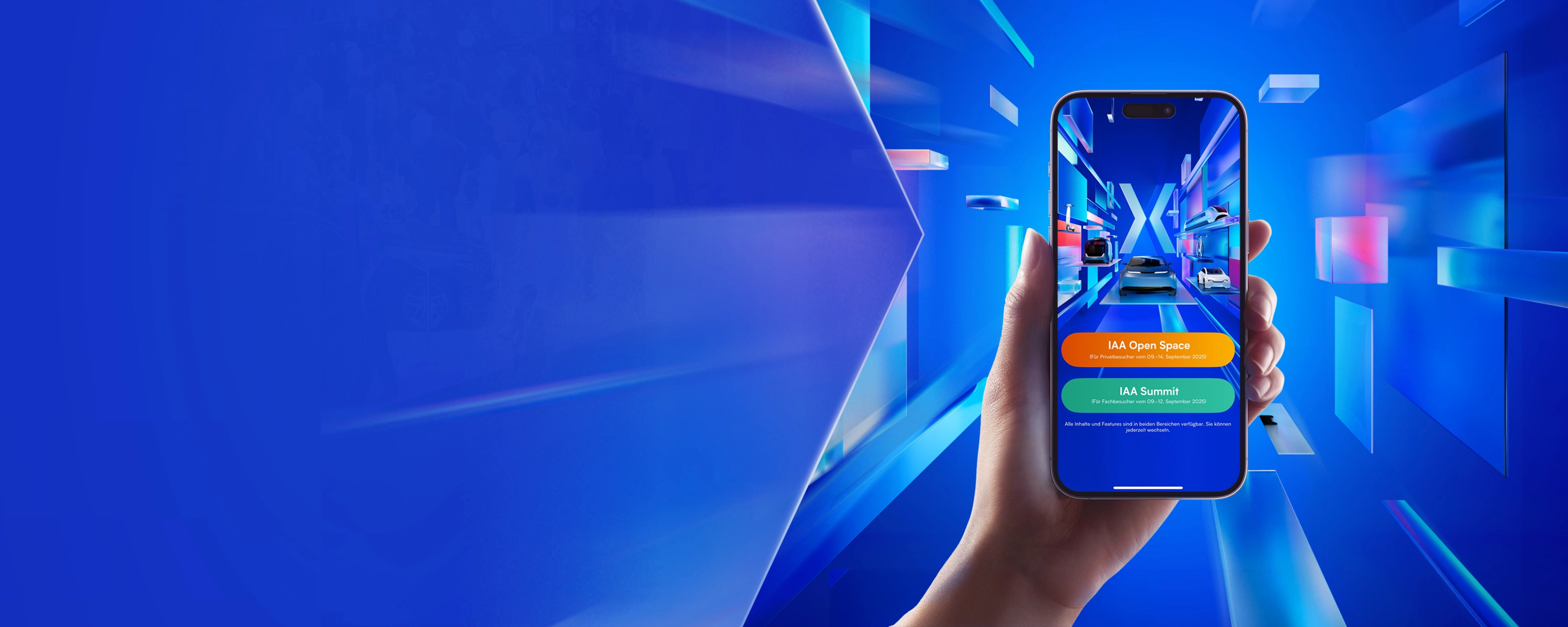Eine Hand hält ein Smartphone mit einer Auto-Event-App und Autos auf einem futuristischen Bildschirm.