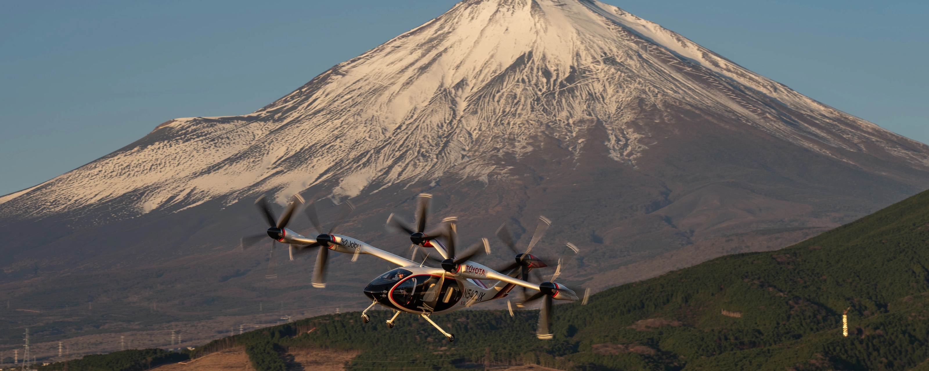 Elektrisches Flugtaxi von Joby Aviation vor dem Berg Fuji im Flug.