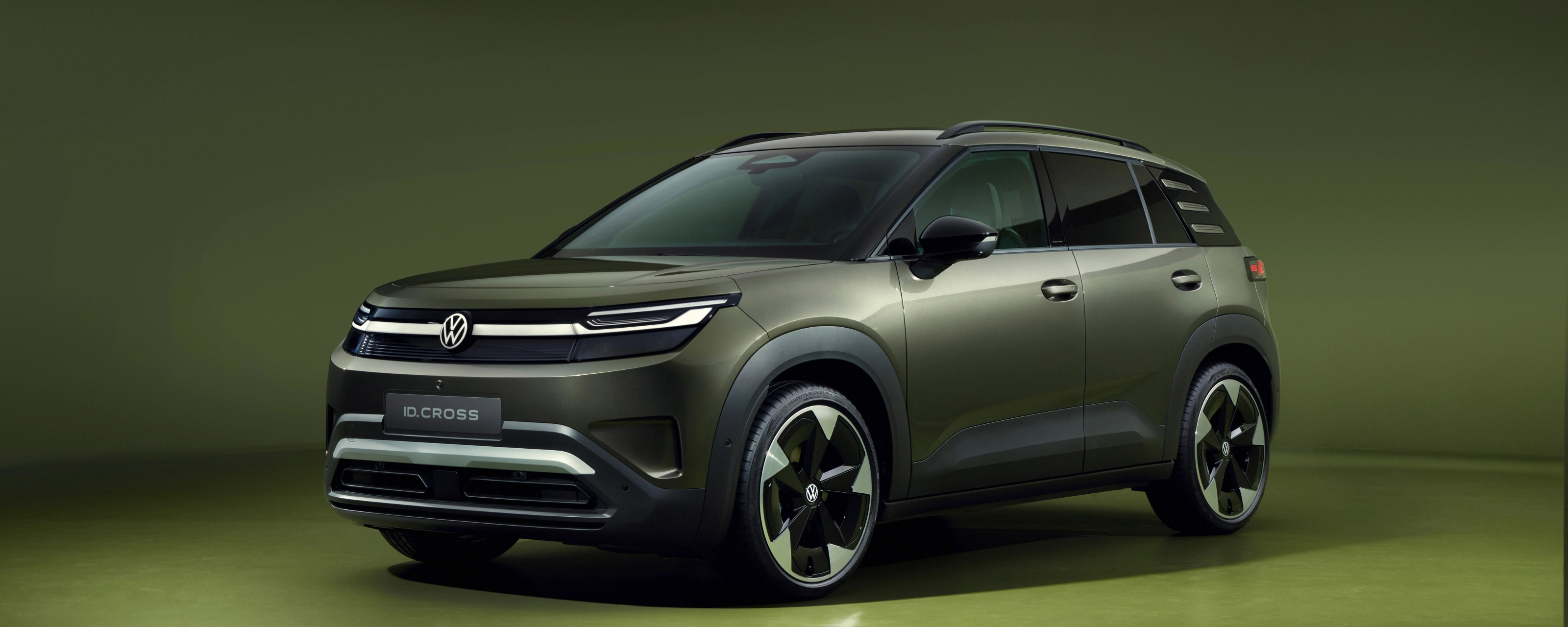 Volkswagen ID. Cross Kompakt-SUV in Frontalansicht schräg von vorn im Studio.