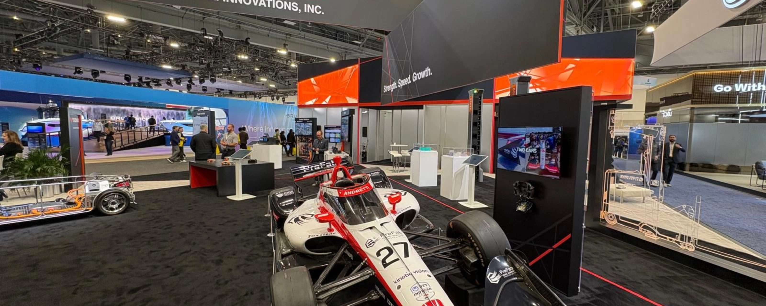 Ein Rennwagen steht am Messestand von Yazaki auf einer Technologiemesse.