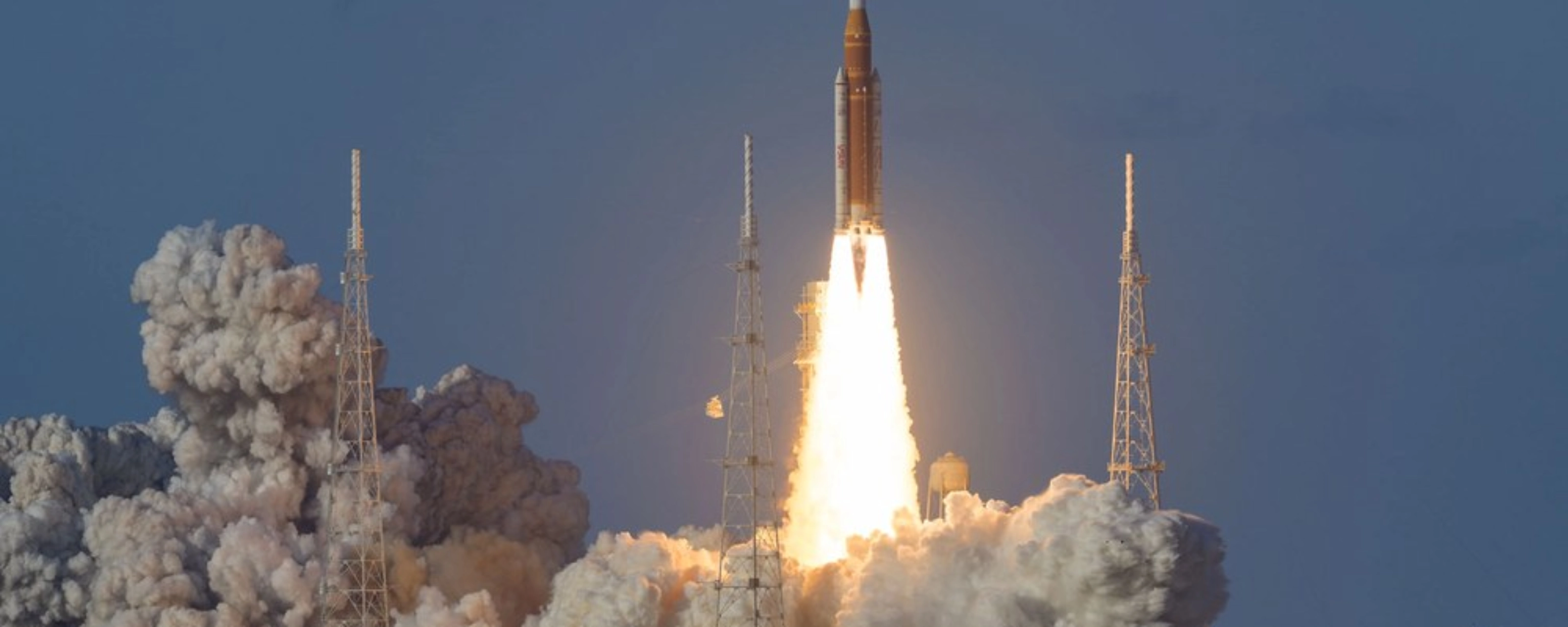 Raketenstart mit Flammen und Rauch von der Startrampe.