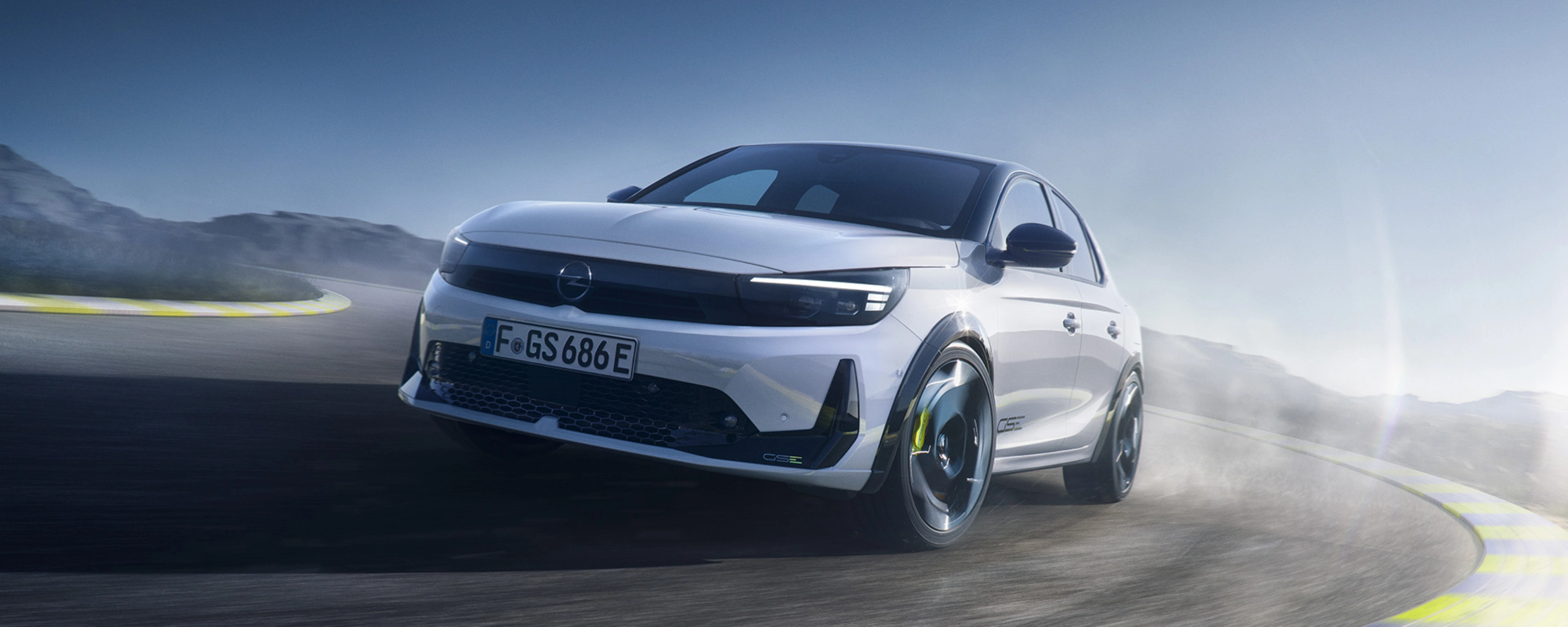 Opel GS Elektroauto fährt schnell in einer Kurve auf einer Rennstrecke.