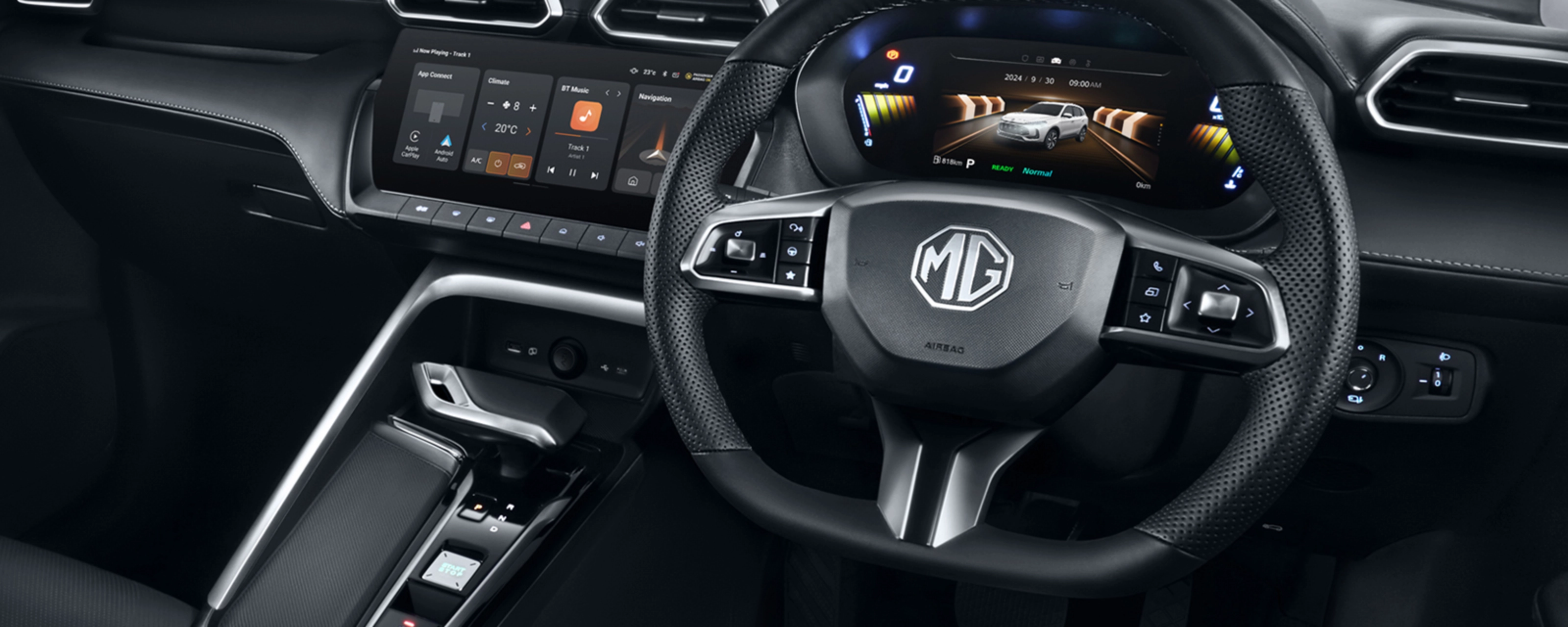 Innenraum eines MG Fahrzeugs mit digitalem Cockpit, Lenkrad und zentralem Touchscreen.
