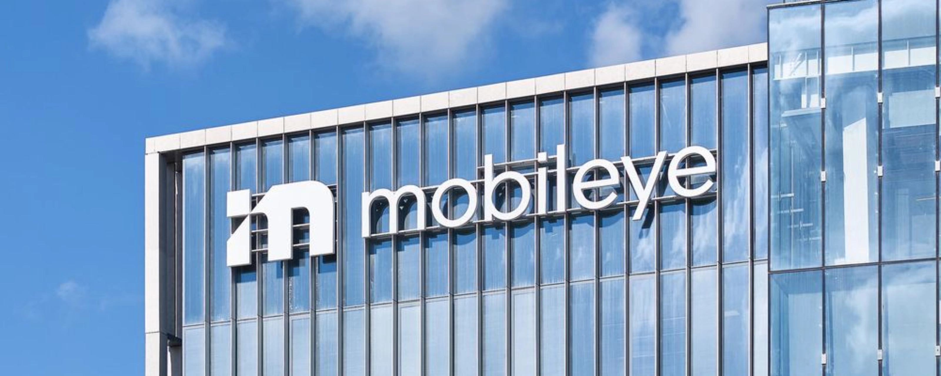 Mobileye-Logo an der Fassade eines modernen Bürogebäudes.