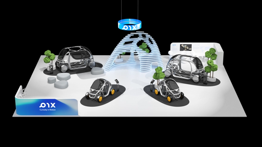 Messestand mit futuristischen Minifahrzeugen, Lichtkuppel und digitalen Anzeigen.