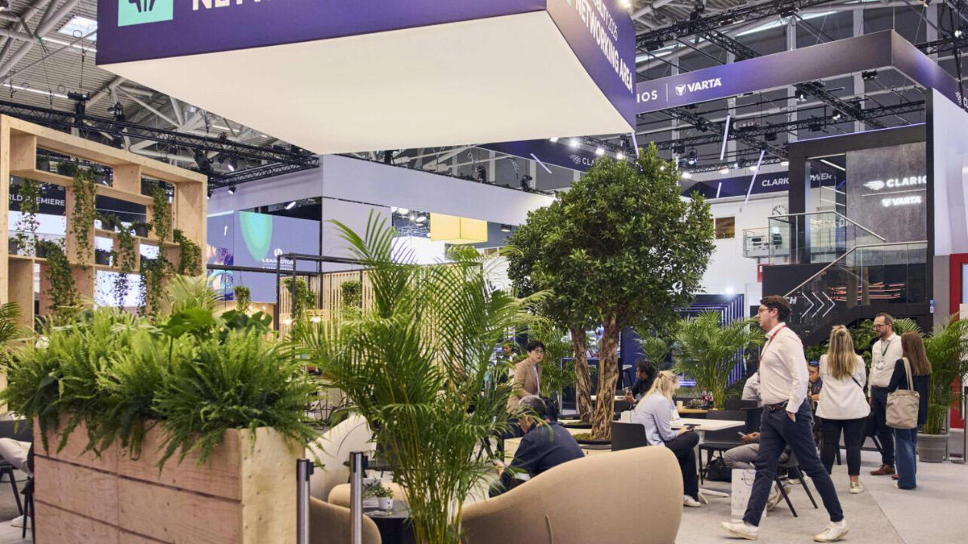 Networking-Bereich der IAA Mobility mit Sitzplätzen für Gespräche und Meetings.