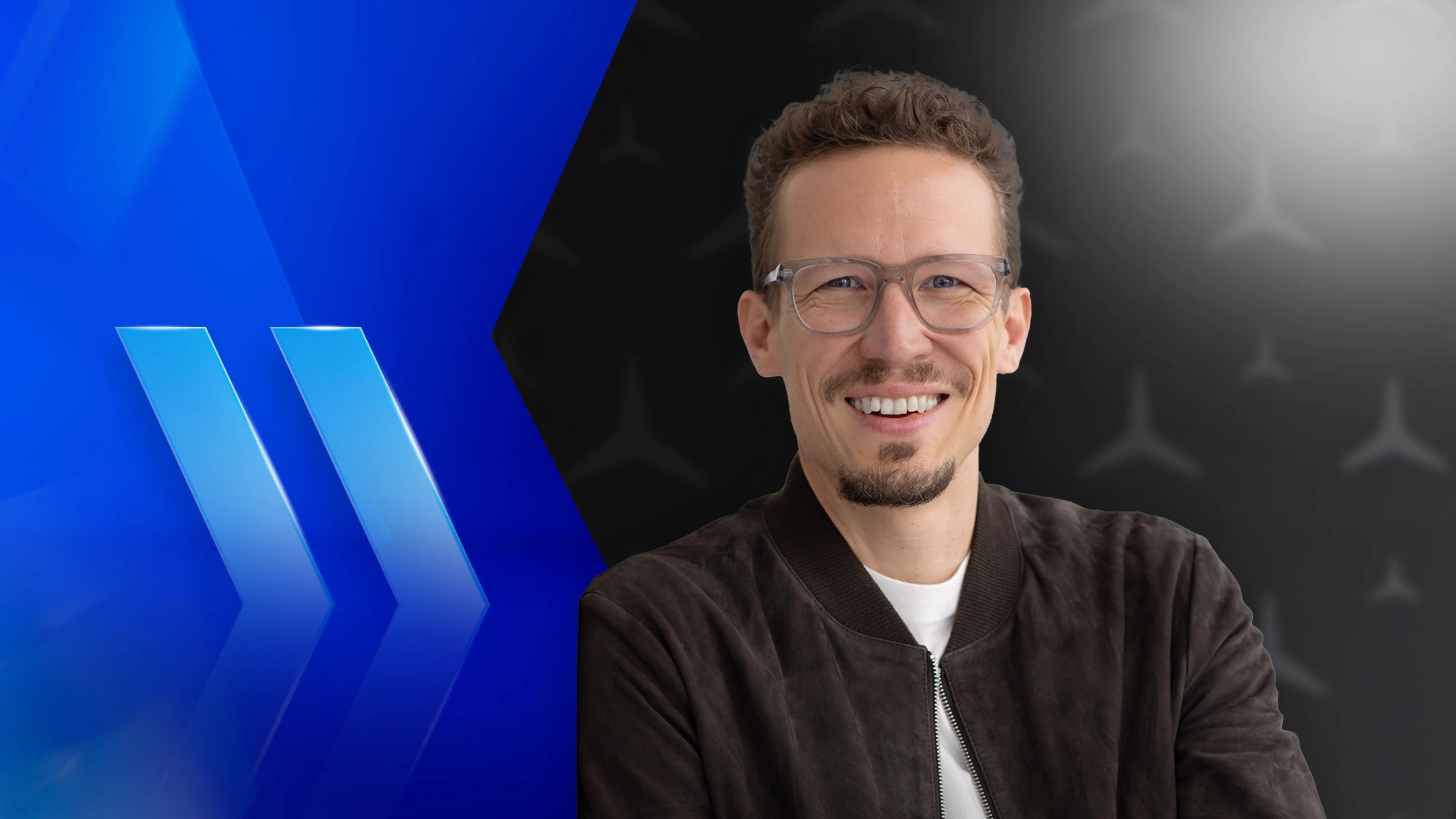 Mathias Geisen vor blauen Grafikelementen.
