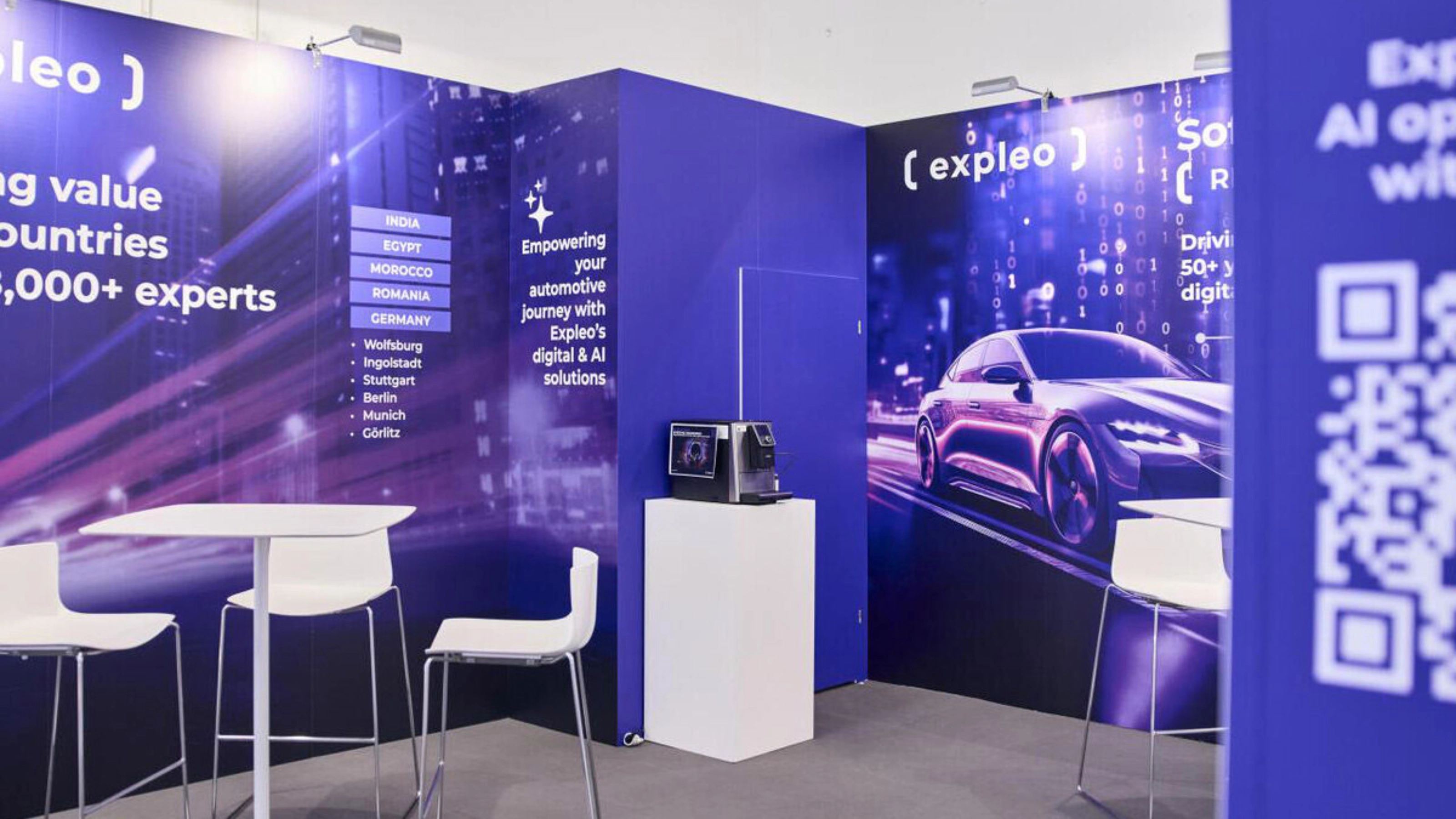 Expleo-Messestand mit Sitzbereich und Präsentation digitaler KI-Lösungen für die Automobilbranche.