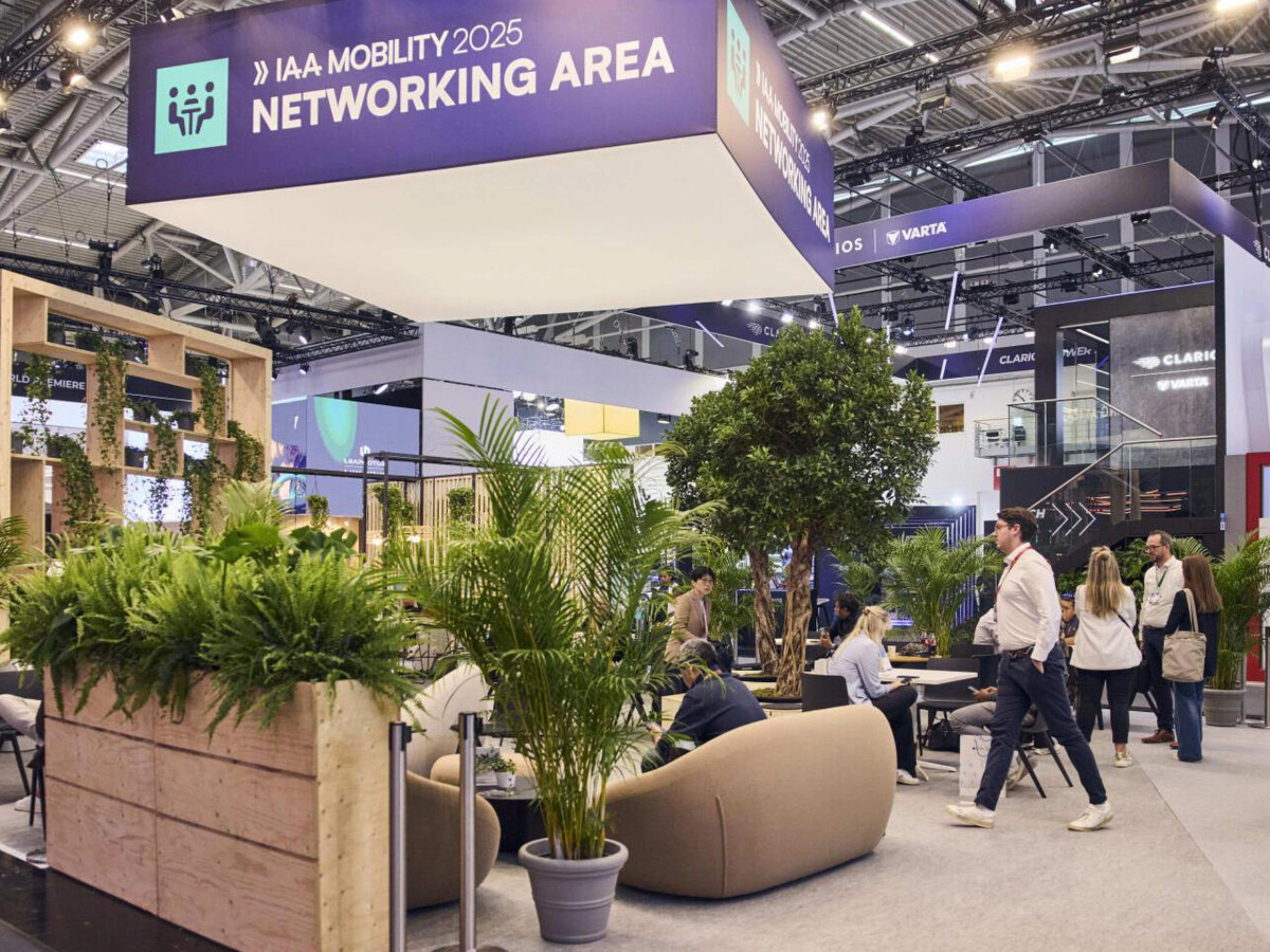 Networking-Bereich der IAA Mobility mit Sitzplätzen für Gespräche und Meetings.