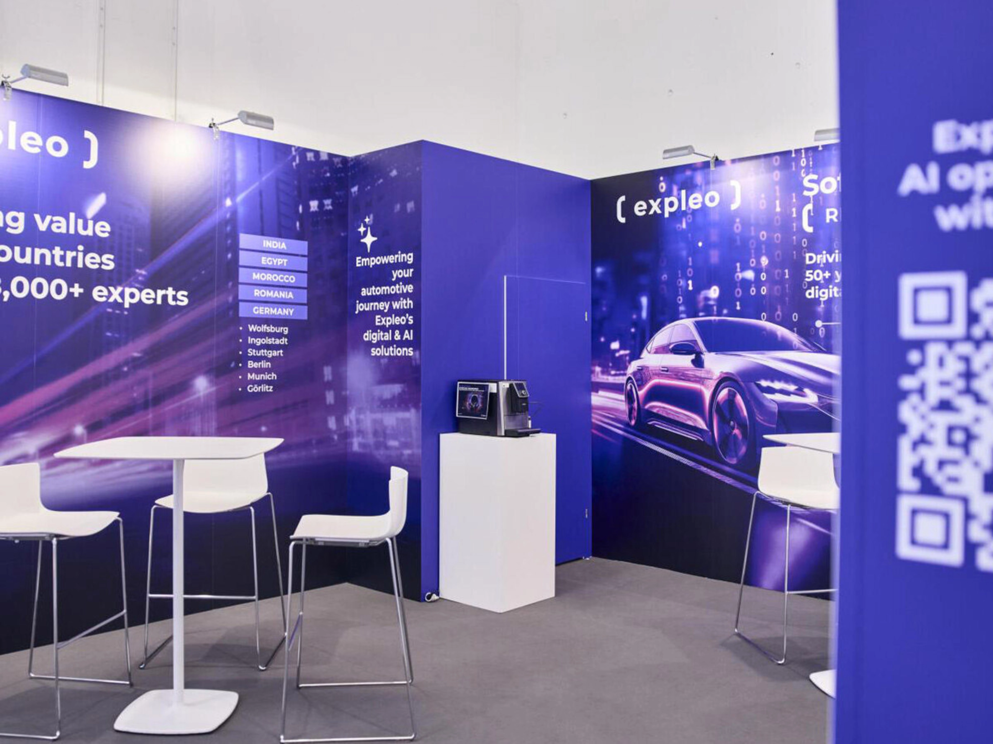 Expleo-Messestand mit Sitzbereich und Präsentation digitaler KI-Lösungen für die Automobilbranche.