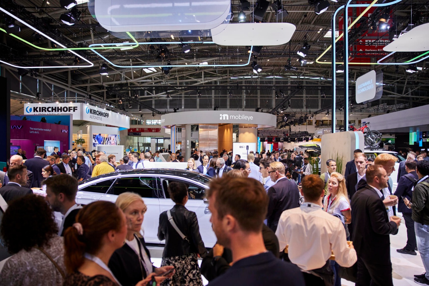 Viele Messebesucher erkunden Ausstellungsstände und Fahrzeuge auf der IAA MOBILITY 2023.