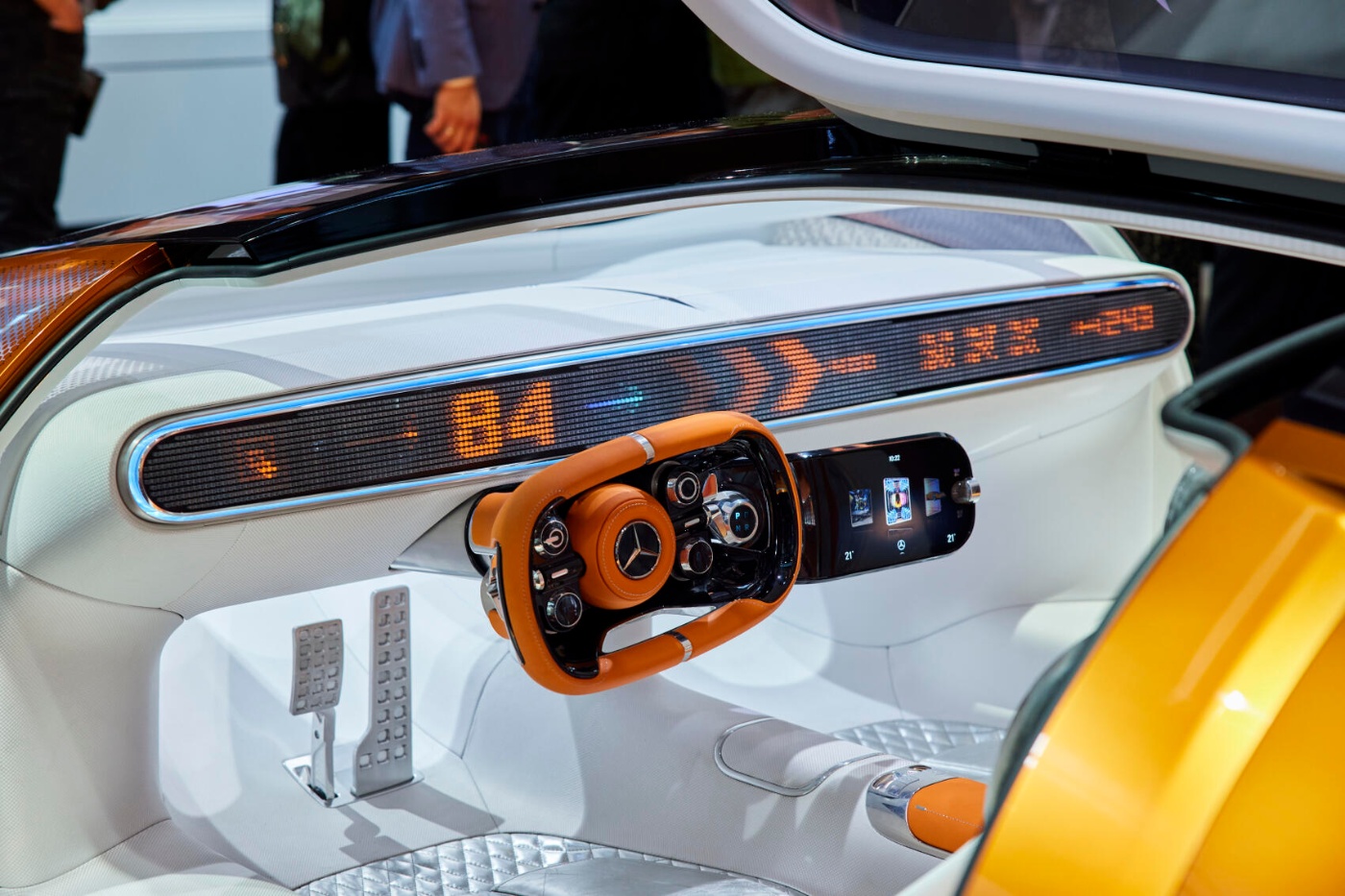 Futuristisches Mercedes-Benz-Cockpit mit beleuchtetem Lenkrad und digitalen Anzeigen.