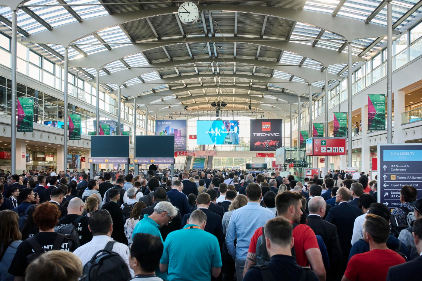 Große Menschenmenge beim Einlass in eine Messehalle der IAA MOBILITY 2023.