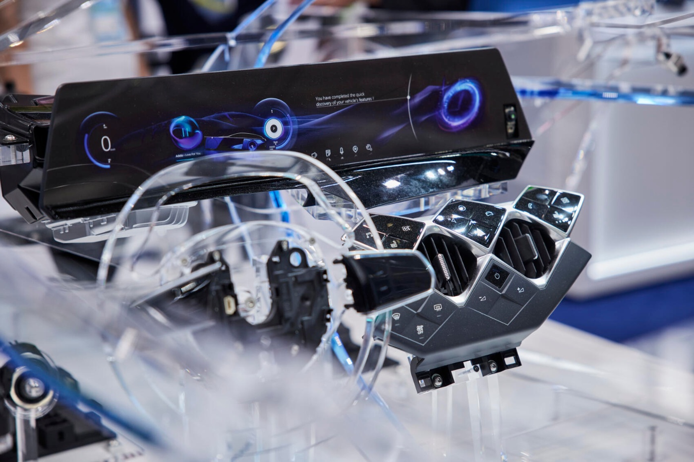 Anzeige- und Bedieneinheit eines digitalen Auto-Cockpits als Demo auf einer Mobilitätsmesse.